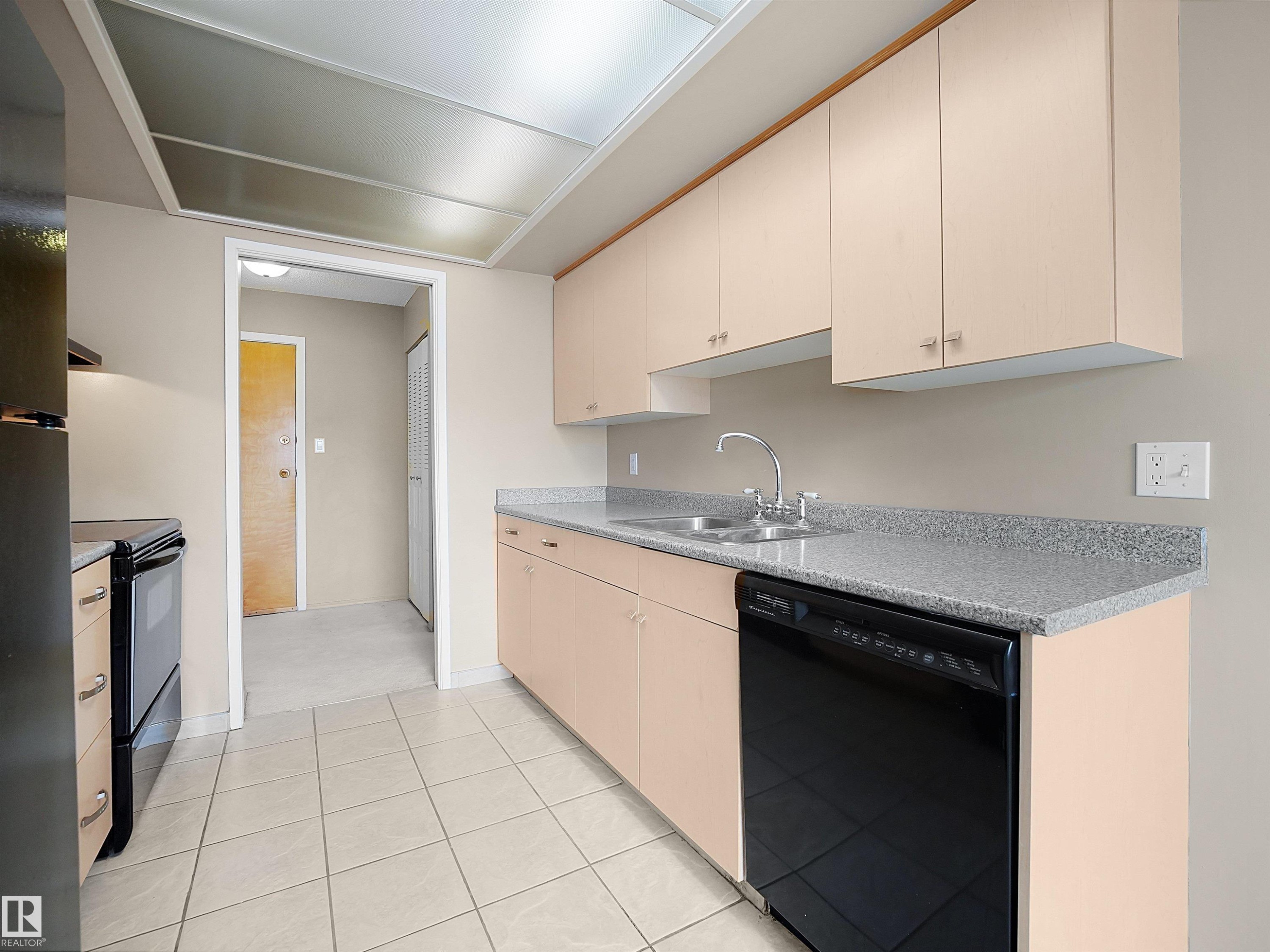 #428 4404 122 St Nw, Edmonton, AB - Indoor Photo Showing Kitchen With Double Sink