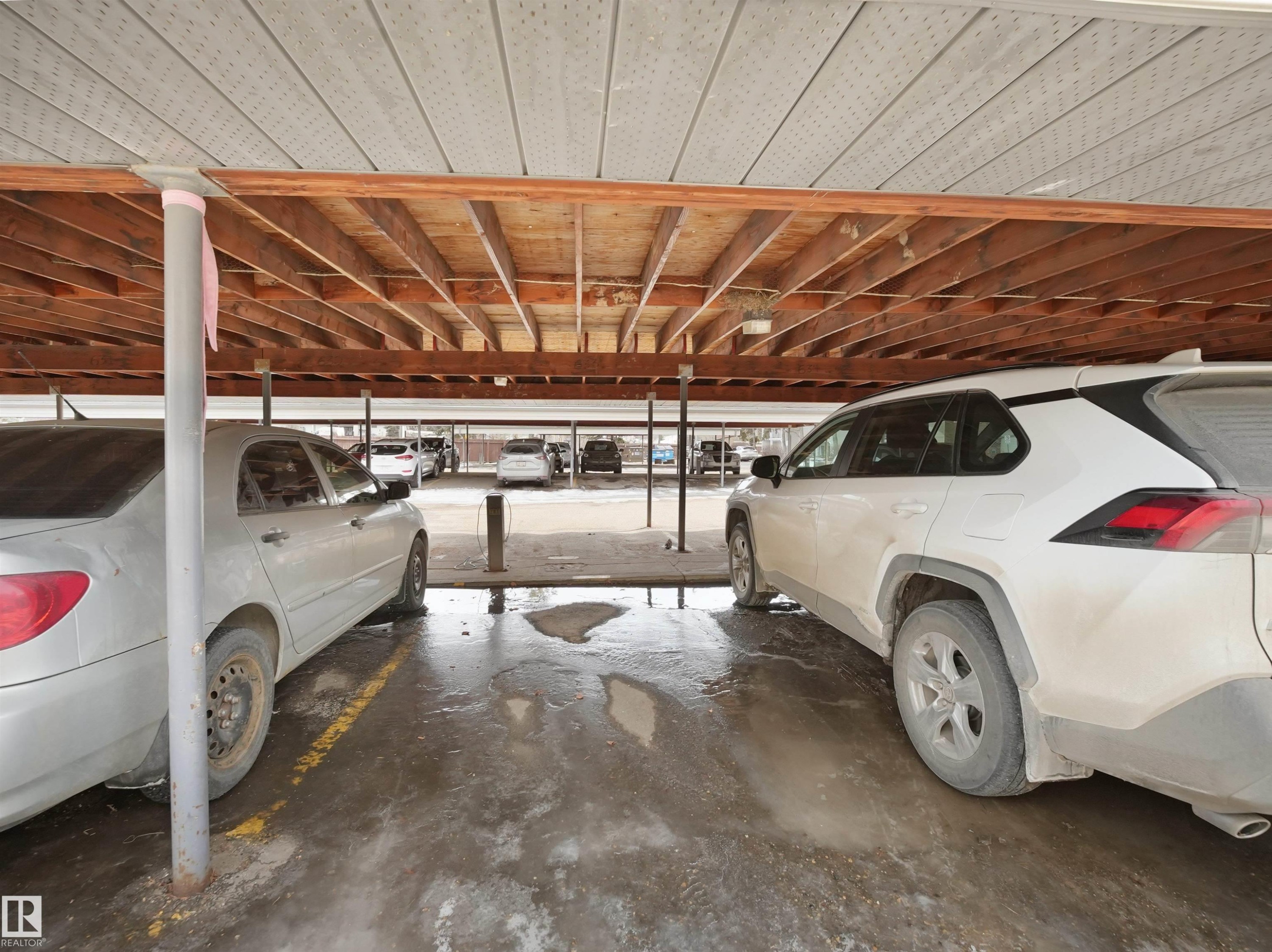 #428 4404 122 St Nw, Edmonton, AB - Indoor Photo Showing Garage