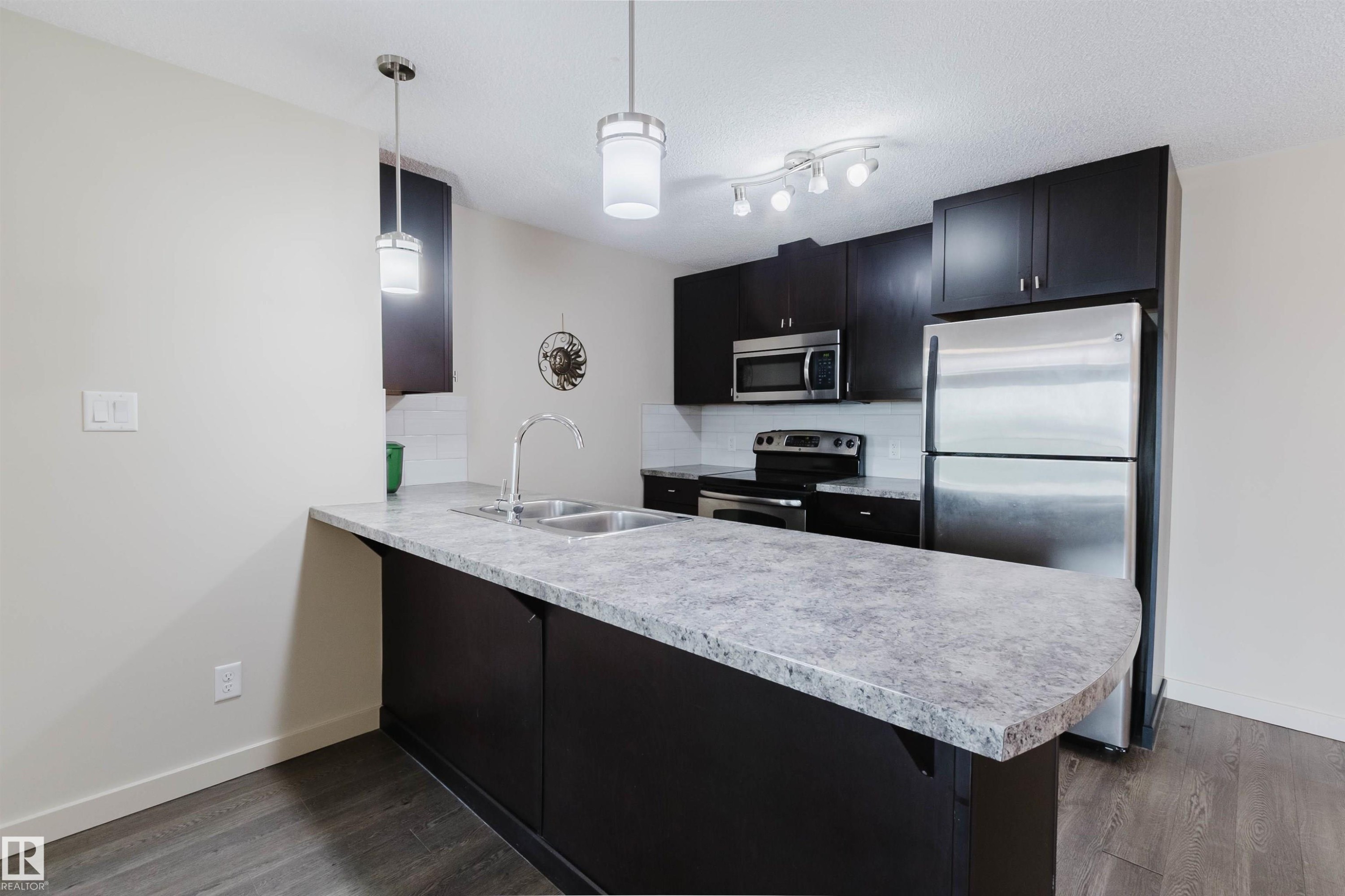 Kitchen - #304 6084 Stanton Dr Sw, Edmonton, AB - Indoor Photo Showing Kitchen With Double Sink