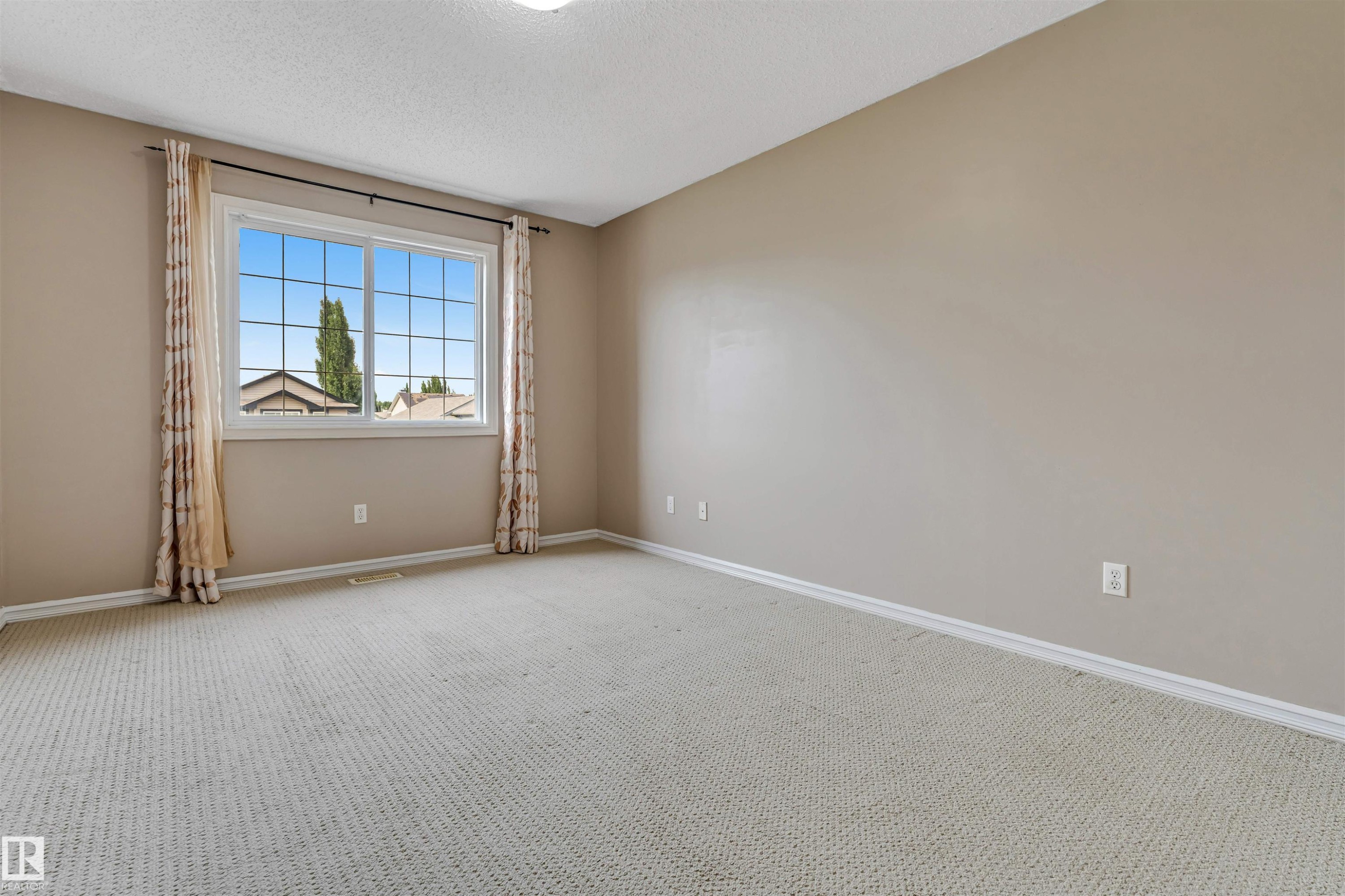 7743 8 Avenue Sw, Edmonton, AB - Indoor Photo Showing Other Room