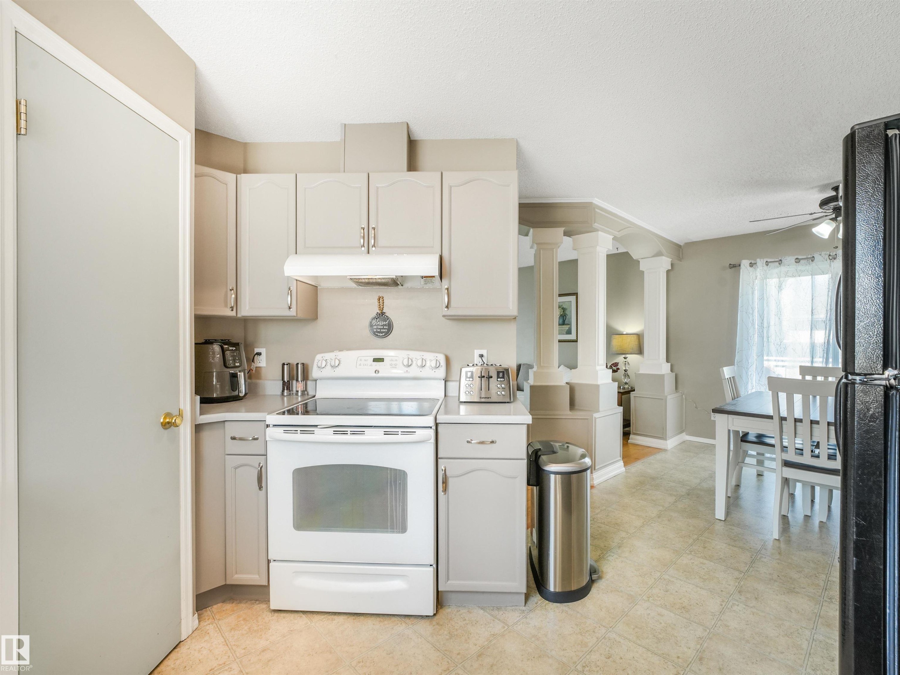 10 Weston Court, Spruce Grove, AB - Indoor Photo Showing Kitchen