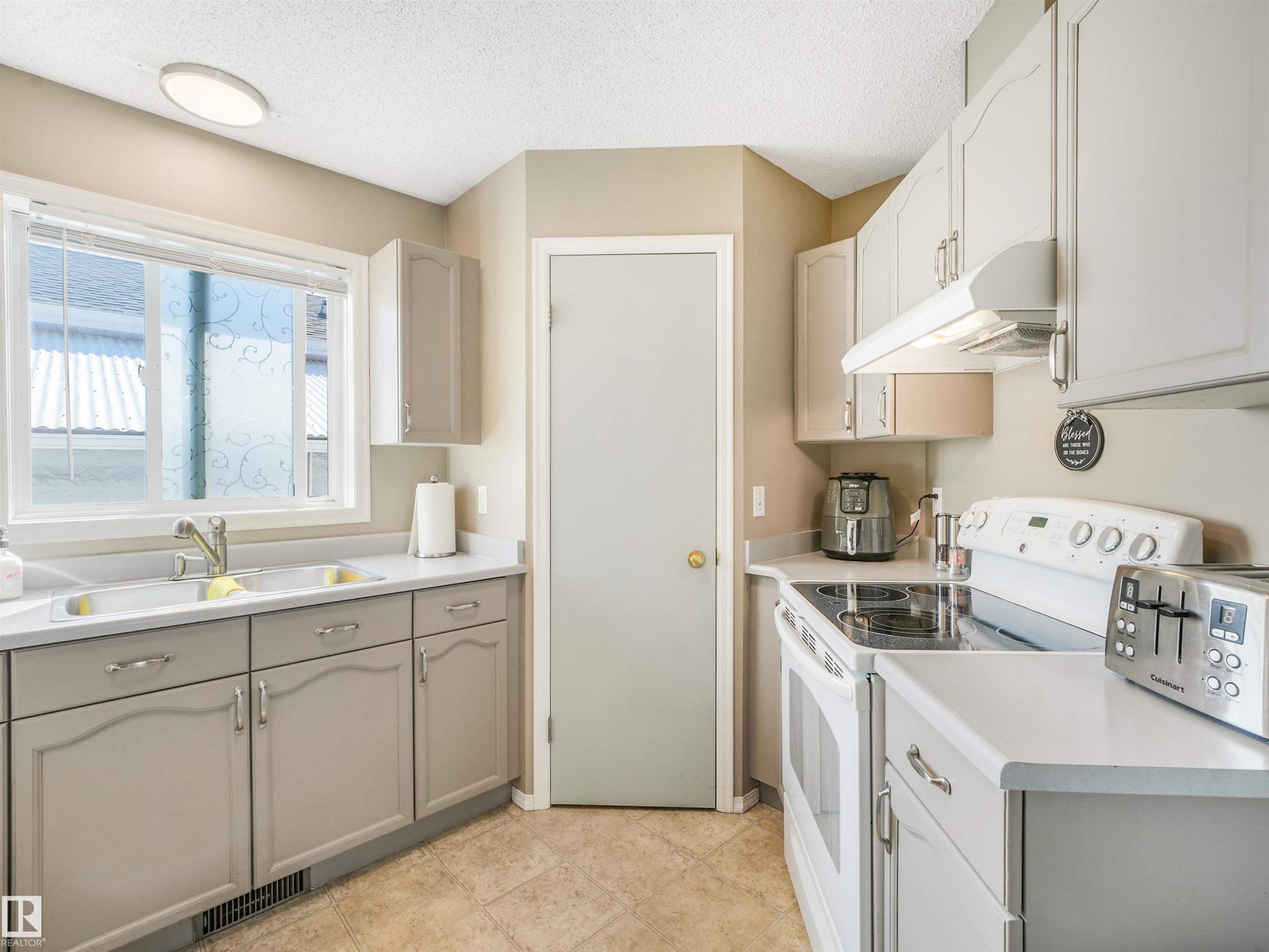 10 Weston Court, Spruce Grove, AB - Indoor Photo Showing Kitchen With Double Sink