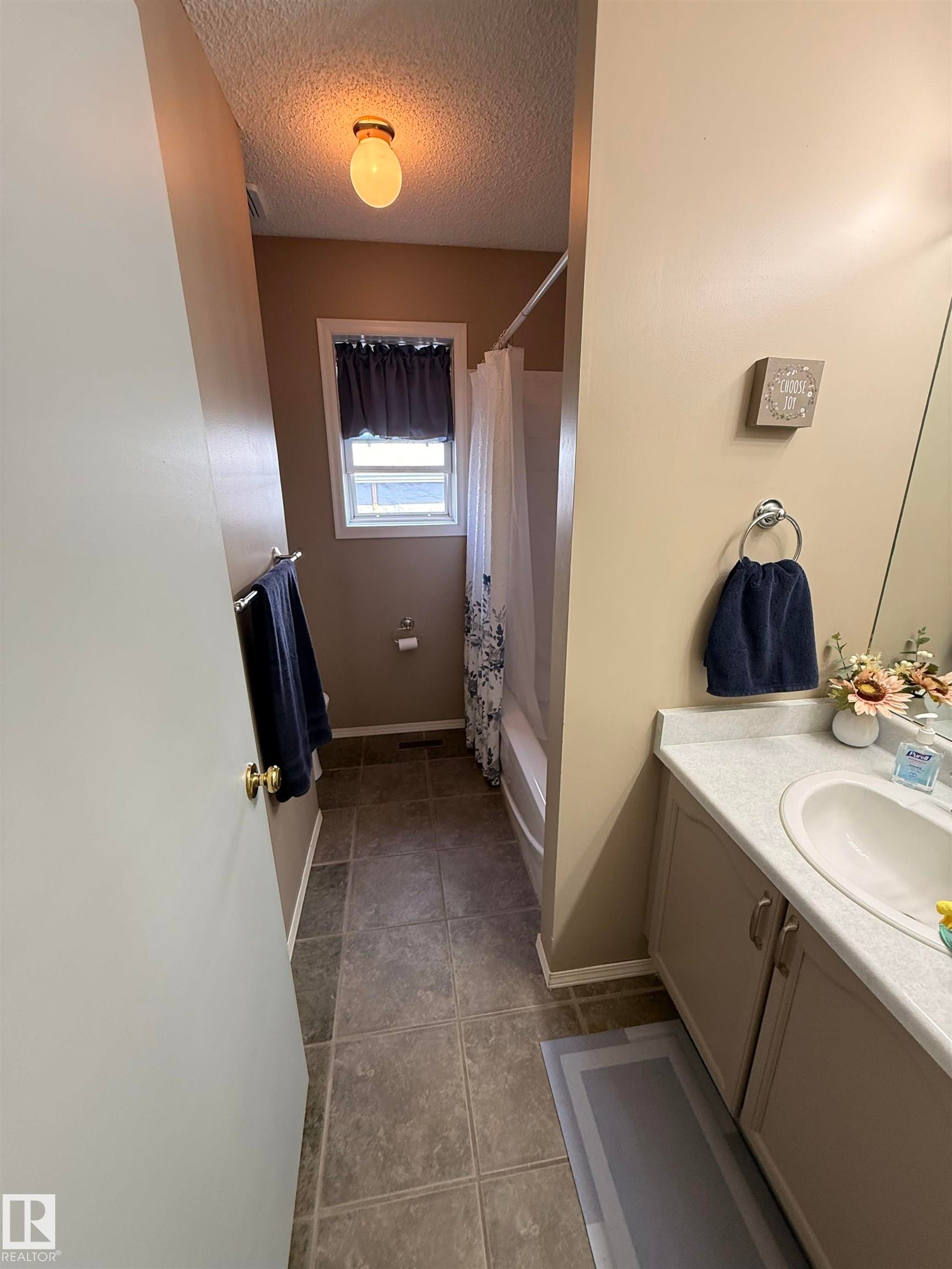10 Weston Court, Spruce Grove, AB - Indoor Photo Showing Bathroom