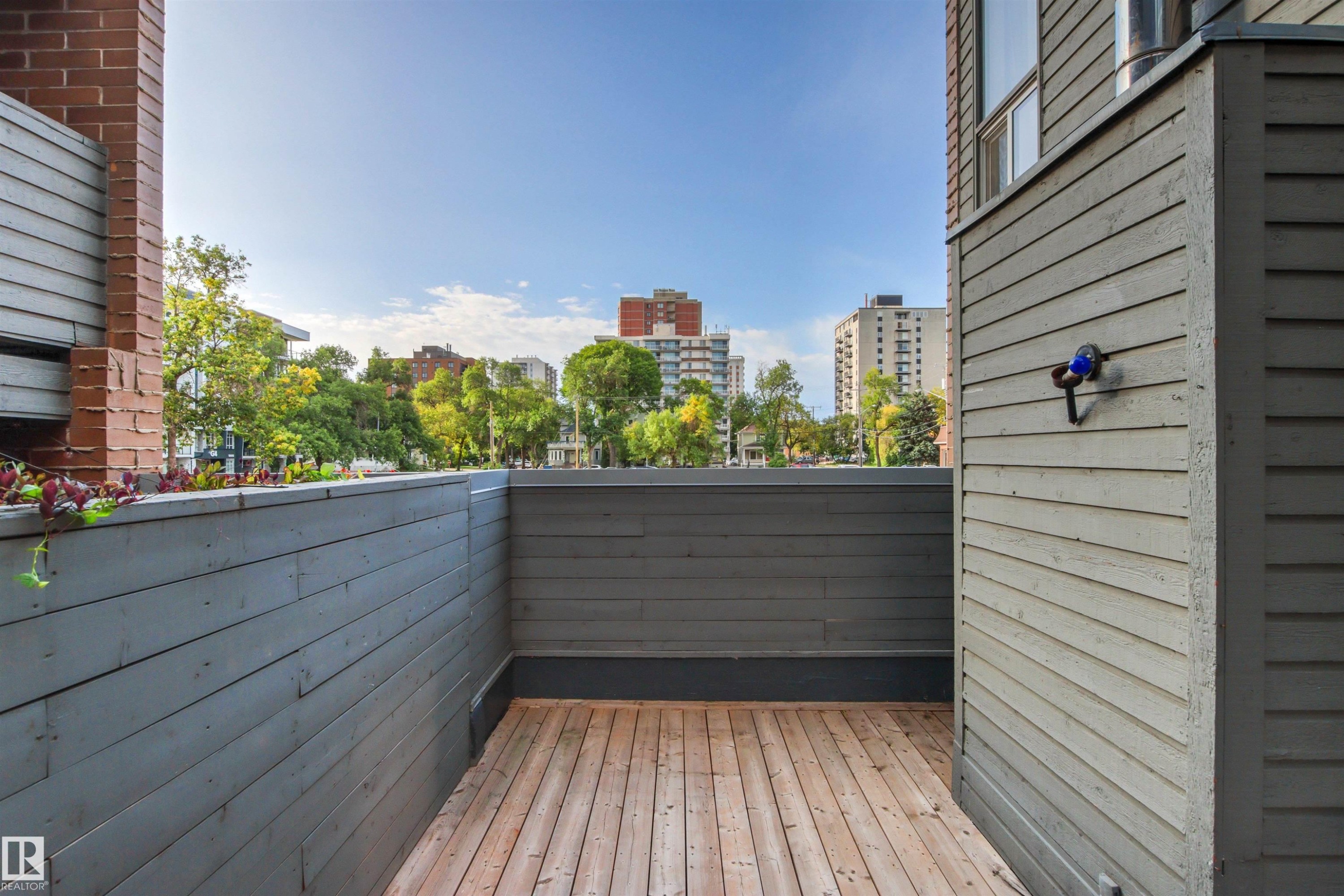 Private outdoor space with wood-finish decking and perimeter fencing - #7 10032 113 St Nw, Edmonton, AB
