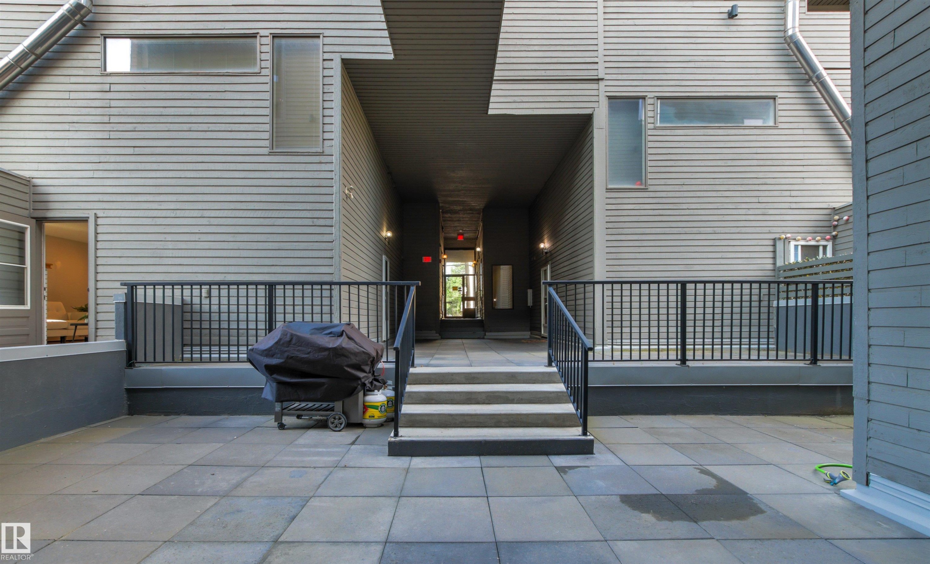 Building courtyard - #7 10032 113 St Nw, Edmonton, AB