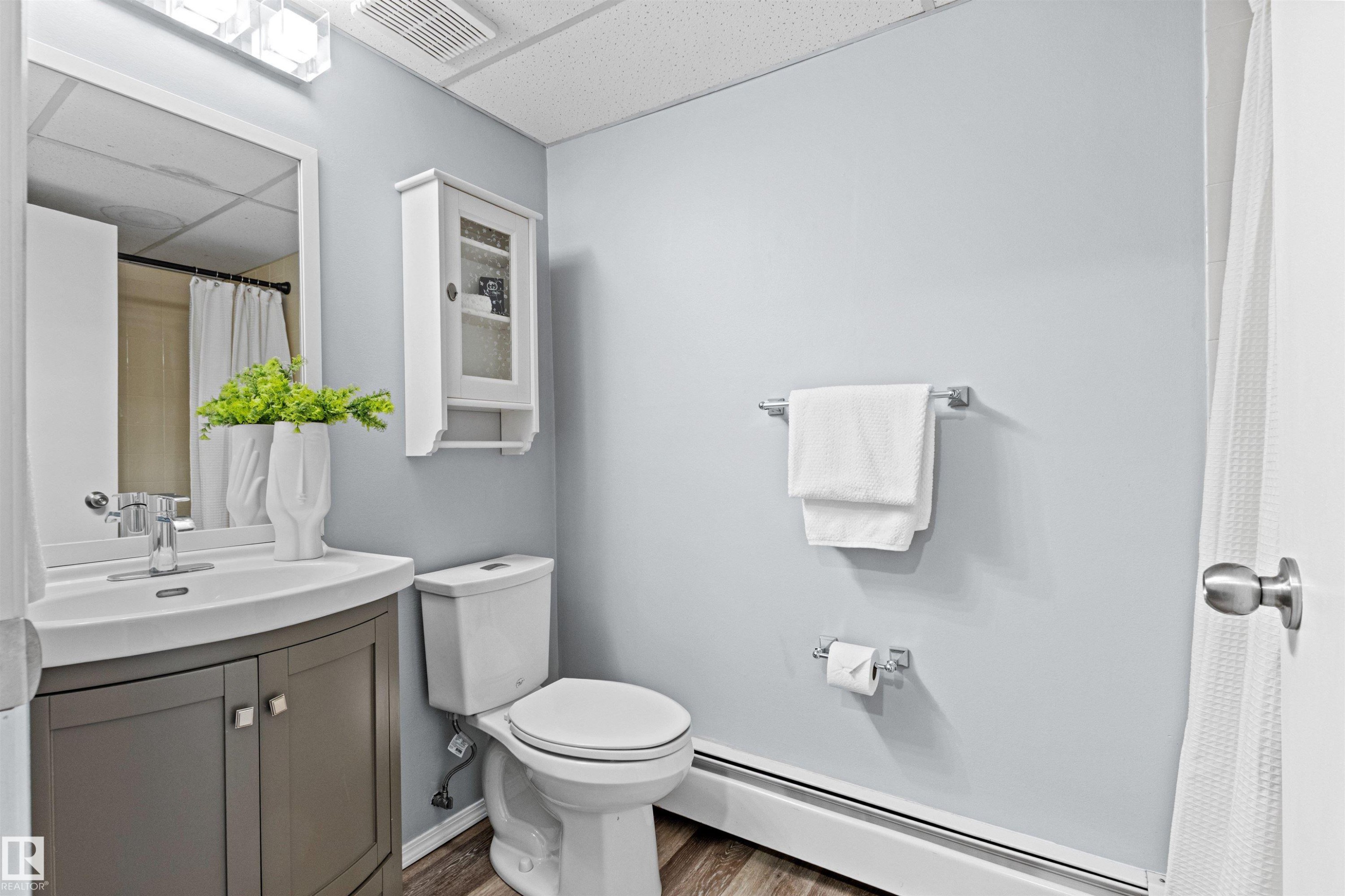 Upstairs main bathroom - #7 10032 113 St Nw, Edmonton, AB