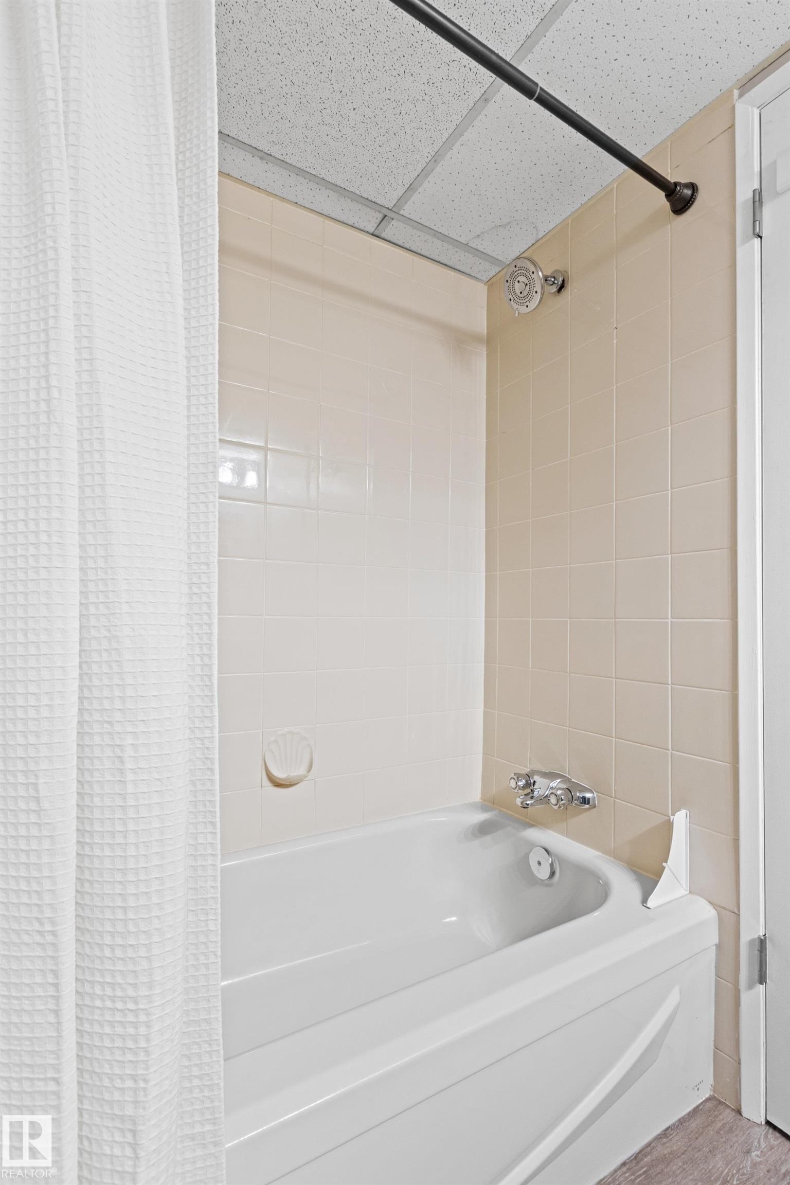 Upstairs main bathroom - #7 10032 113 St Nw, Edmonton, AB