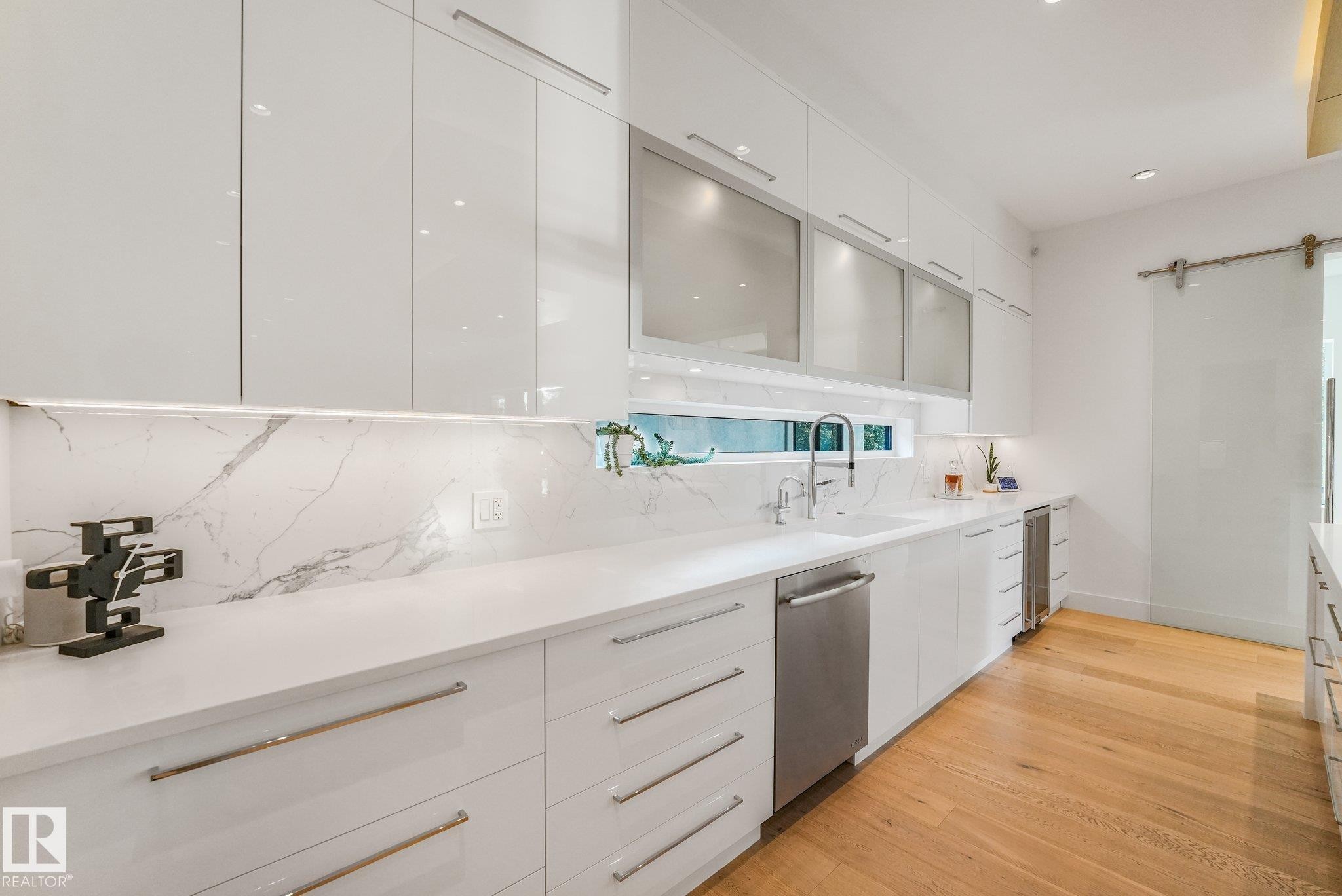 3328 Cameron Heights Landing Nw, Edmonton, AB - Indoor Photo Showing Kitchen With Upgraded Kitchen