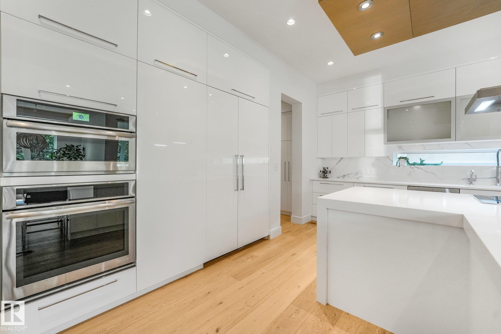 3328 Cameron Heights Landing Nw, Edmonton, AB - Indoor Photo Showing Kitchen