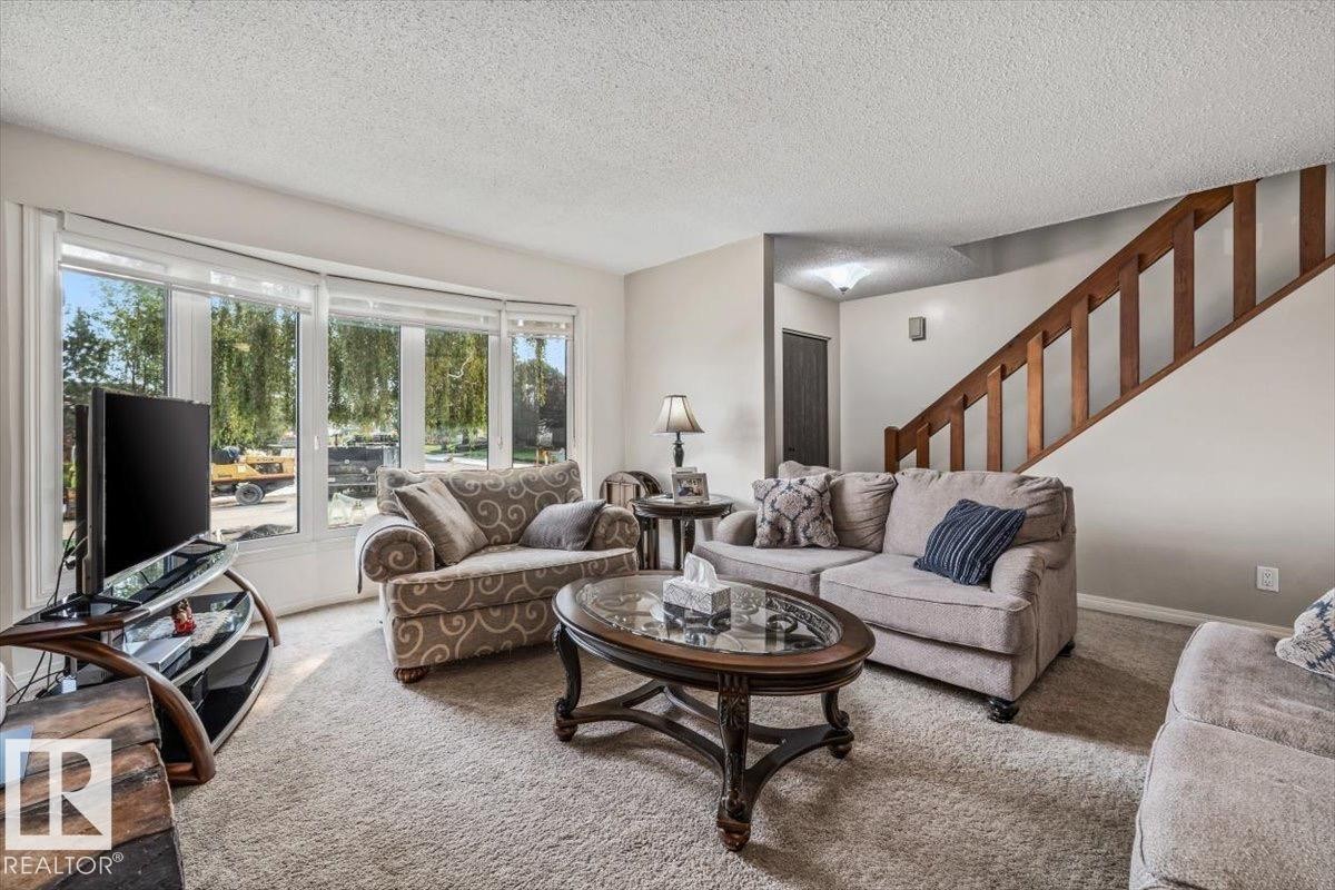 15624 123 Street Nw, Edmonton, AB - Indoor Photo Showing Living Room