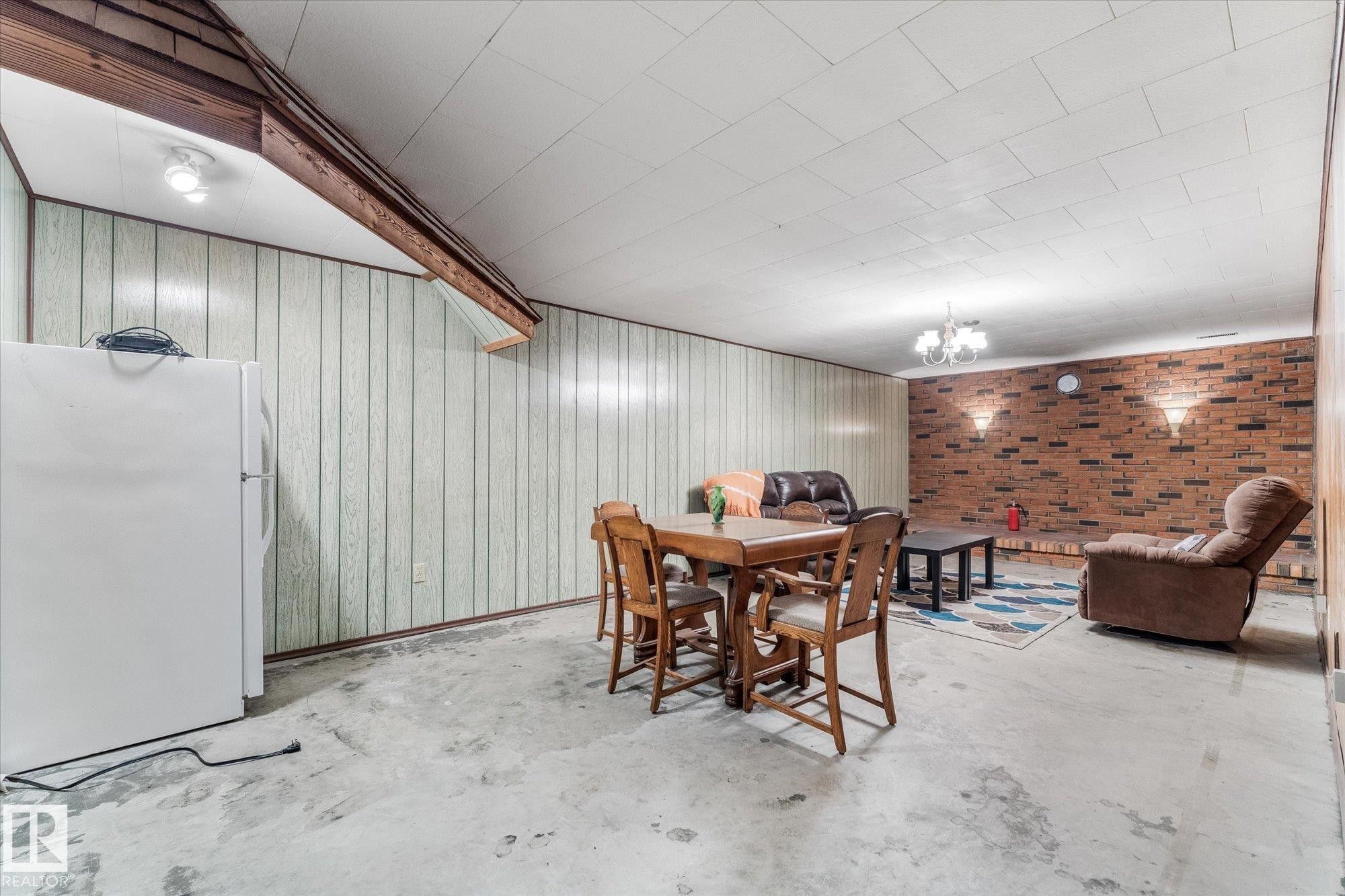 16807 98 Avenue Nw, Edmonton, AB