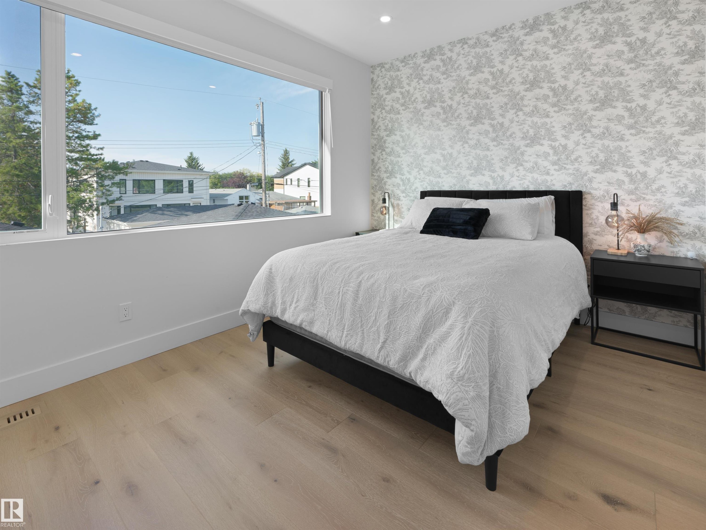 8707 Strathearn Crescent Nw, Edmonton, AB