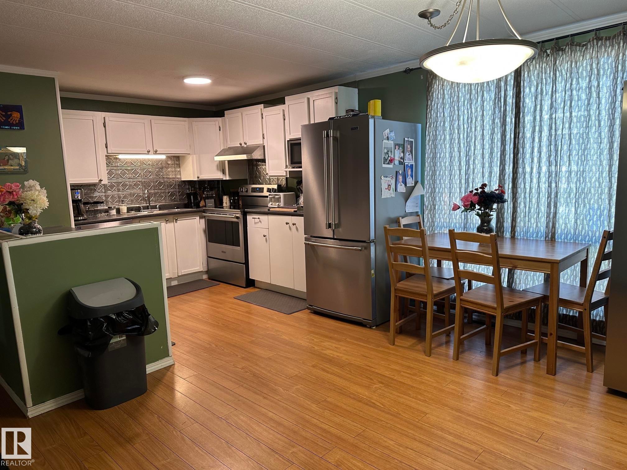 #68 4204 47 St, Wetaskiwin, AB - Indoor Photo Showing Kitchen