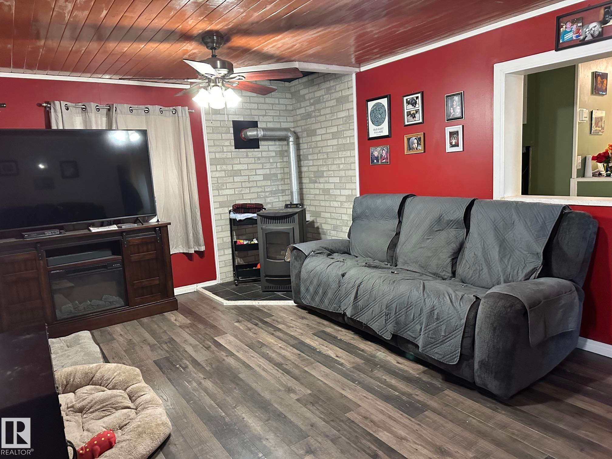 #68 4204 47 St, Wetaskiwin, AB - Indoor Photo Showing Living Room