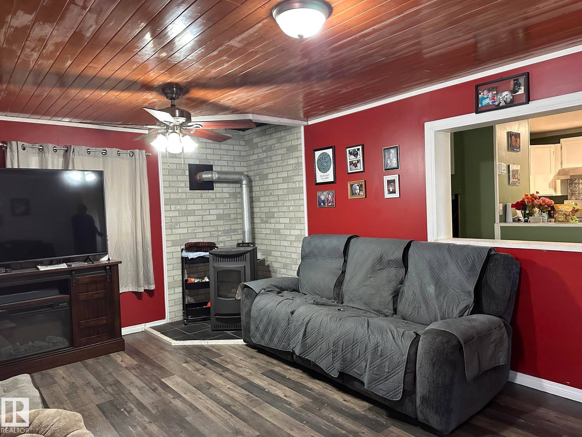 #68 4204 47 St, Wetaskiwin, AB - Indoor Photo Showing Living Room