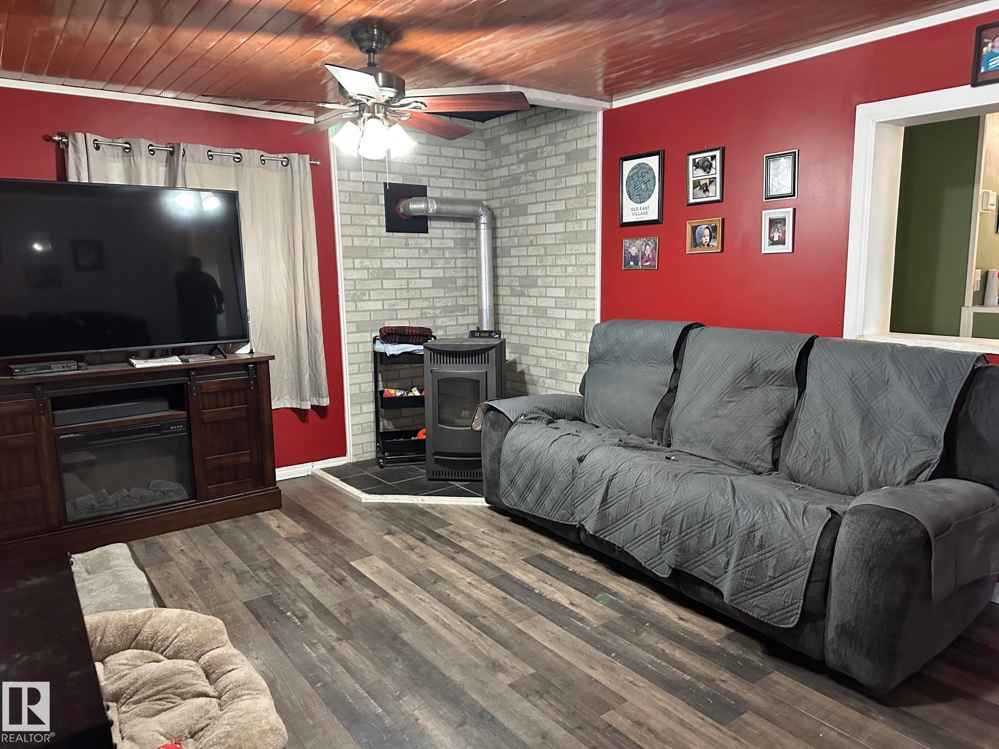 #68 4204 47 St, Wetaskiwin, AB - Indoor Photo Showing Living Room