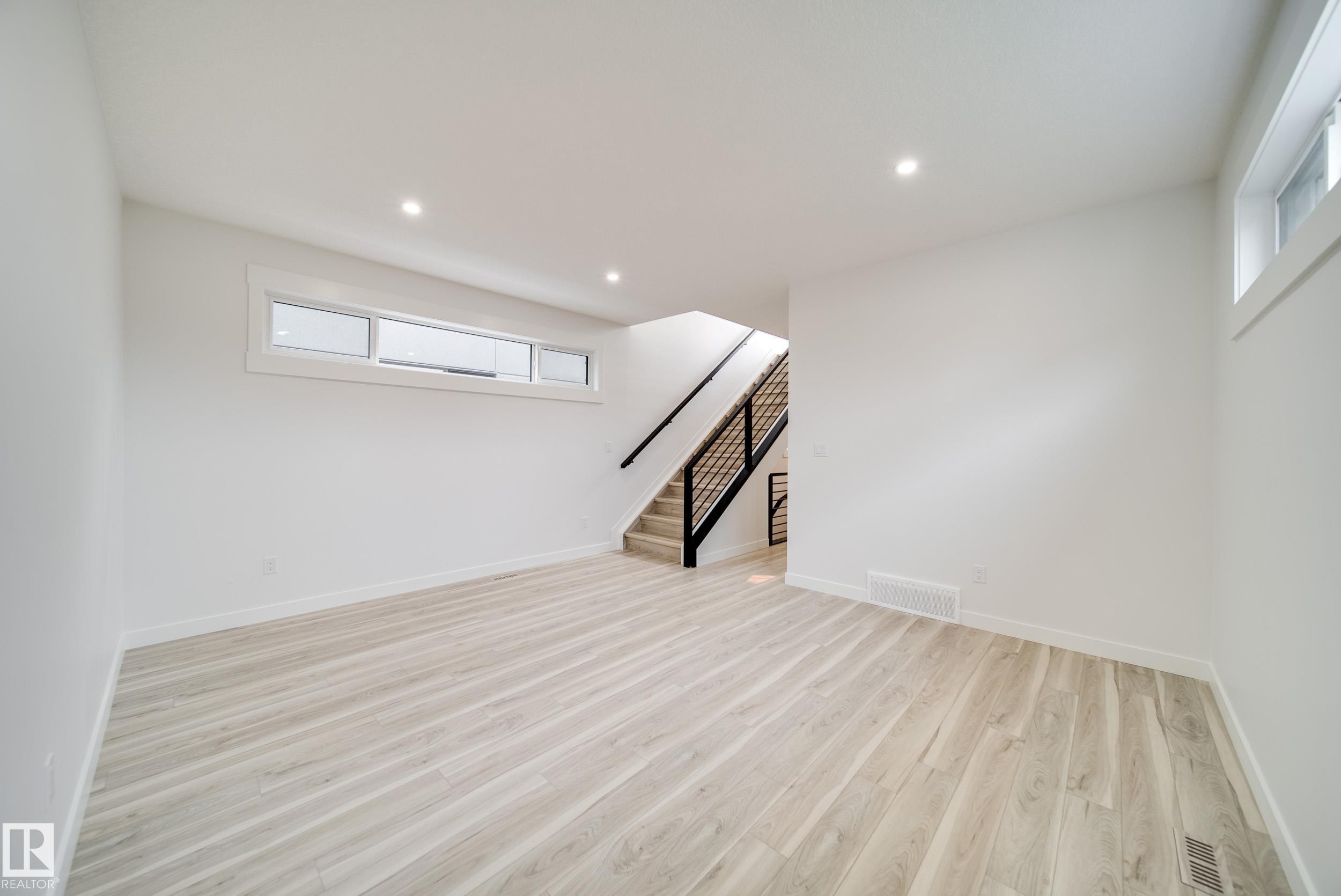 9919 87 Street Nw, Edmonton, AB - Indoor Photo Showing Other Room