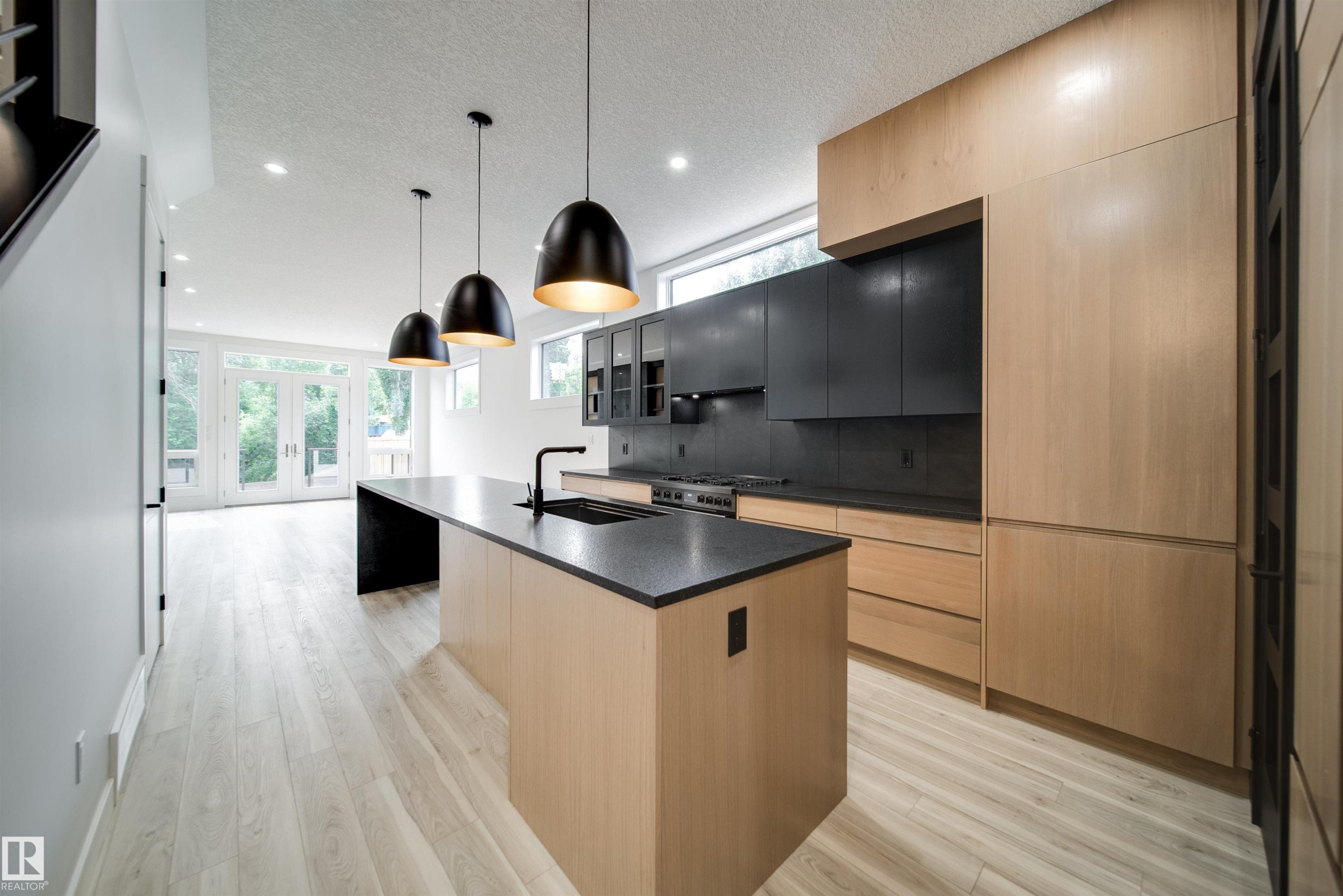 9919 87 Street Nw, Edmonton, AB - Indoor Photo Showing Kitchen