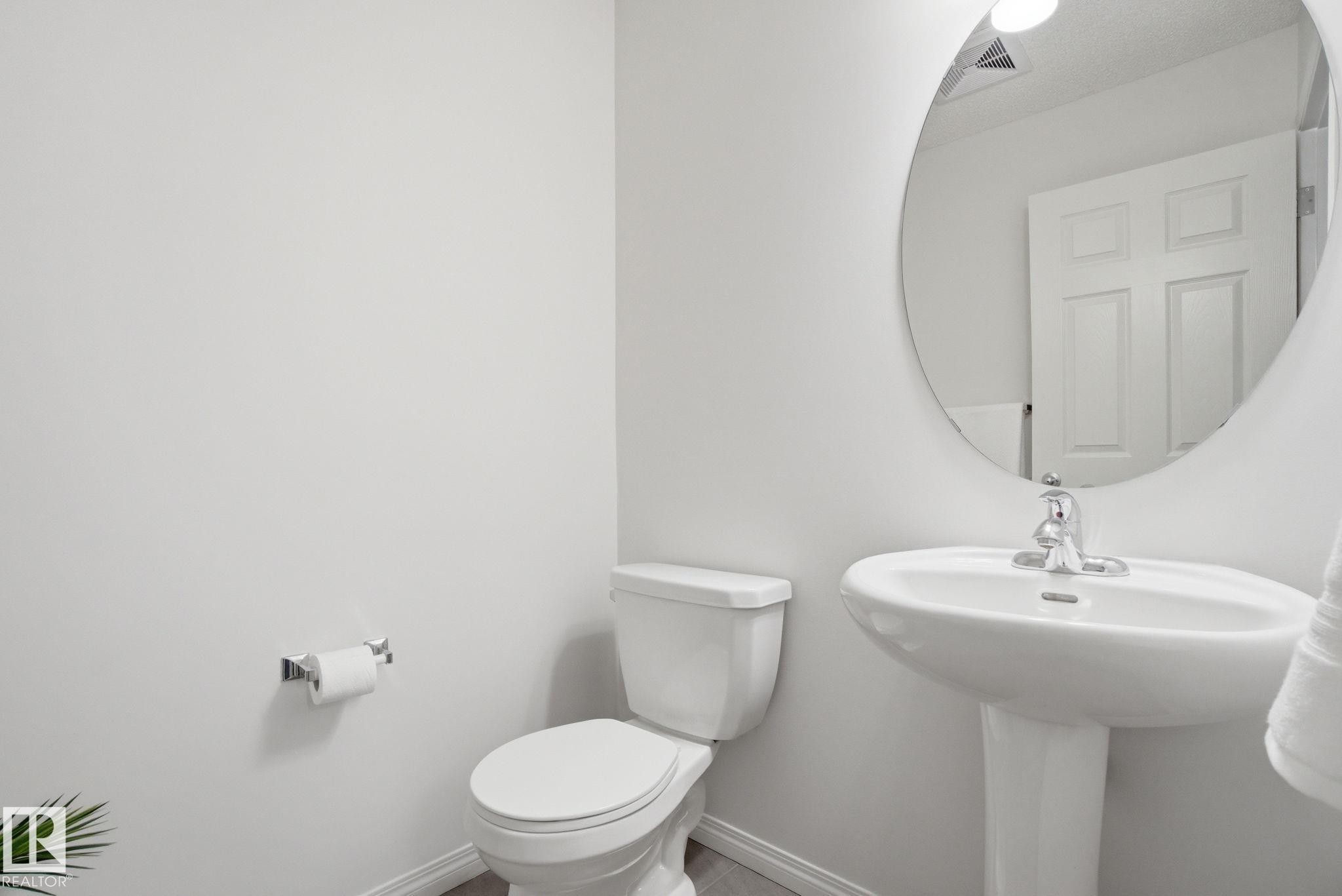 2553 Coughlan Road Sw, Edmonton, AB - Indoor Photo Showing Bathroom