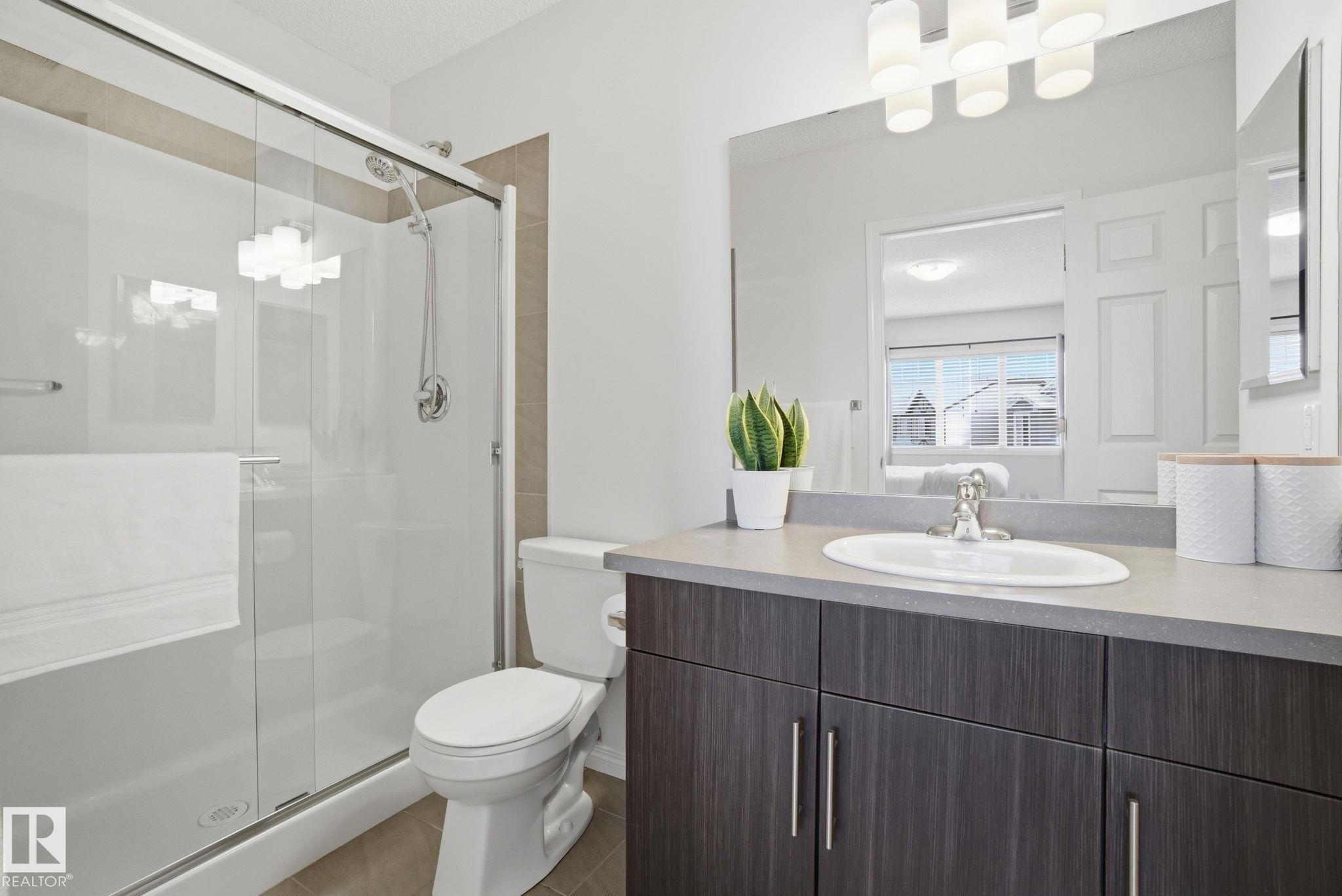 2553 Coughlan Road Sw, Edmonton, AB - Indoor Photo Showing Bathroom