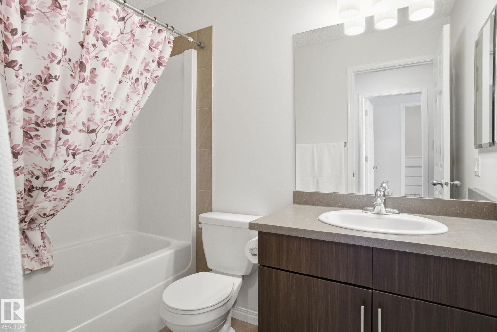 2553 Coughlan Road Sw, Edmonton, AB - Indoor Photo Showing Bathroom