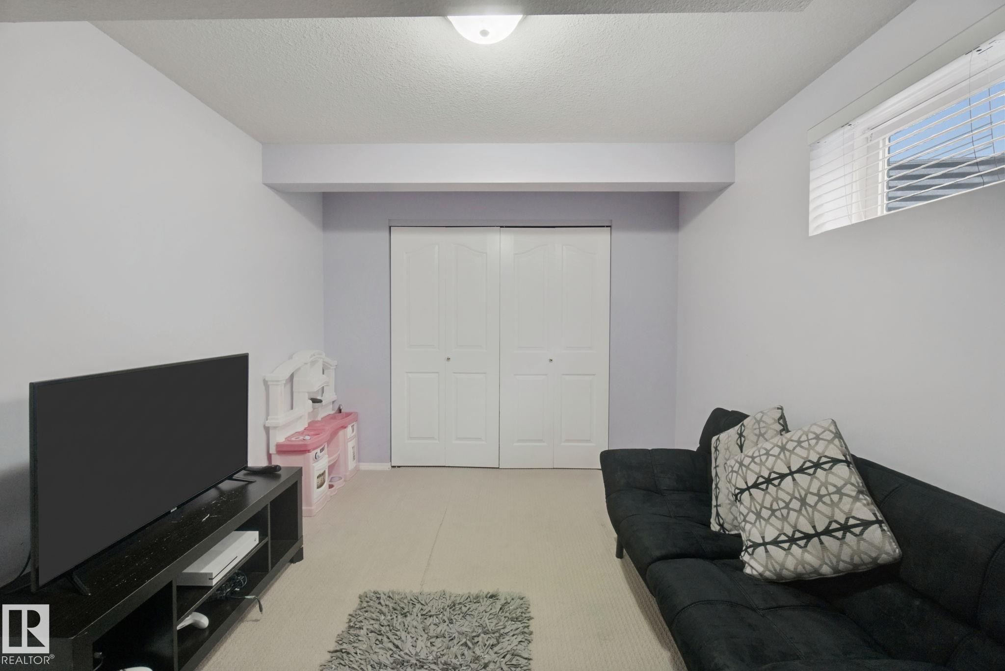 Recessed ceiling light fixture, bi-fold closet doors, and upper window with horizontal blinds - 13912 156 Avenue Nw, Edmonton, AB