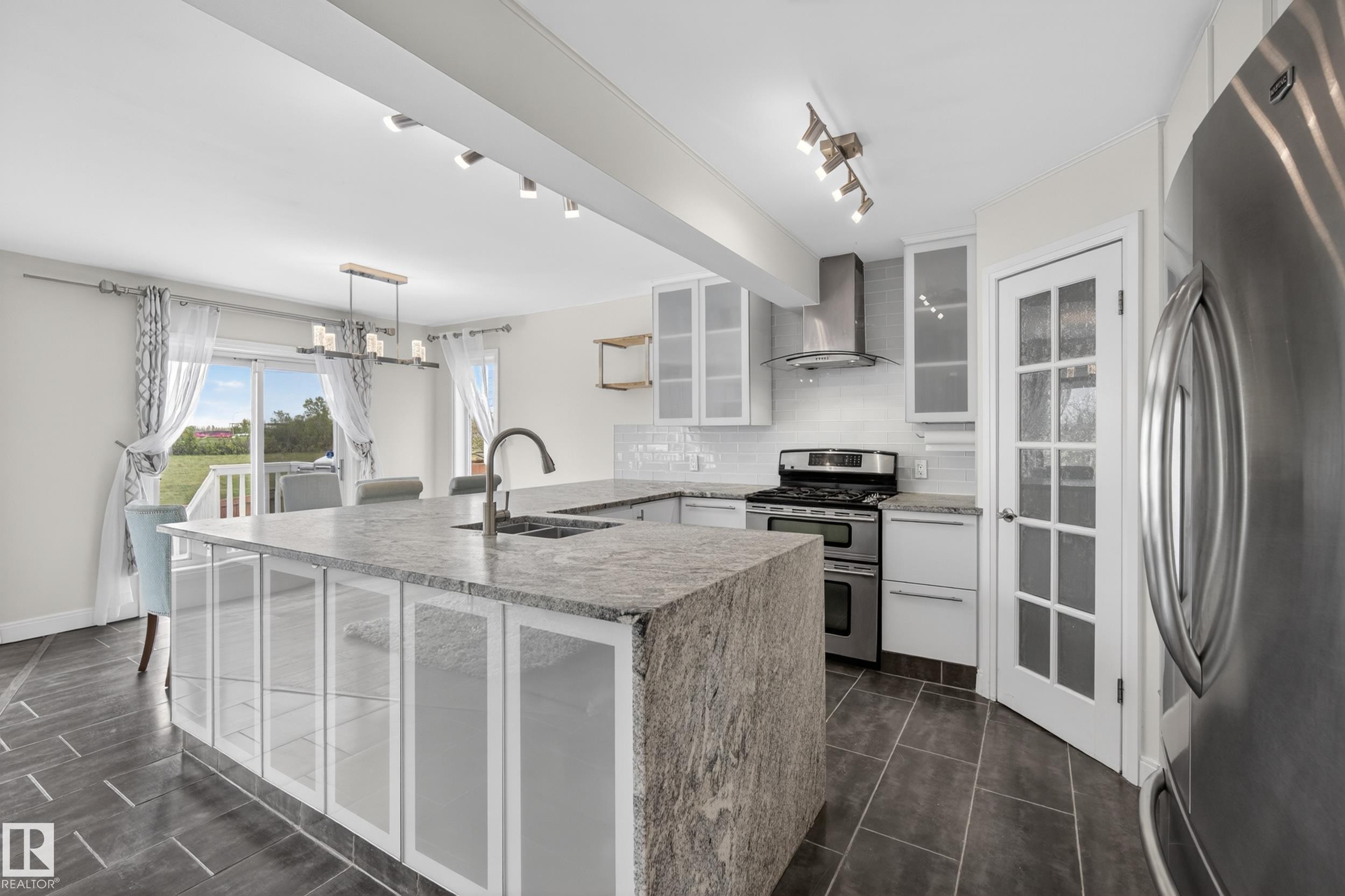 11827 8 Avenue Nw, Edmonton, AB