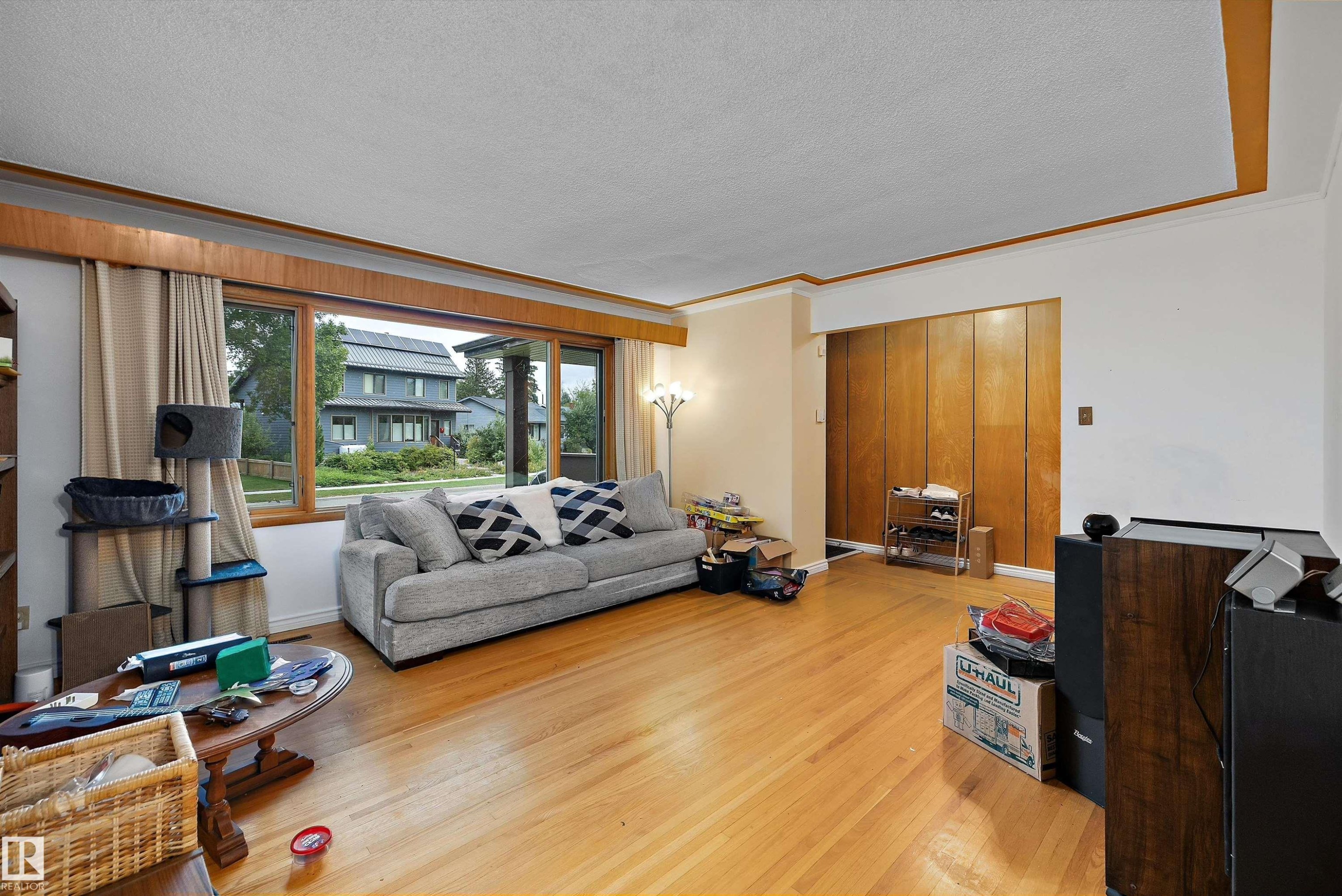 Hardwood flooring with a wide window and wood trim - 10621 60A Avenue Nw, Edmonton, AB