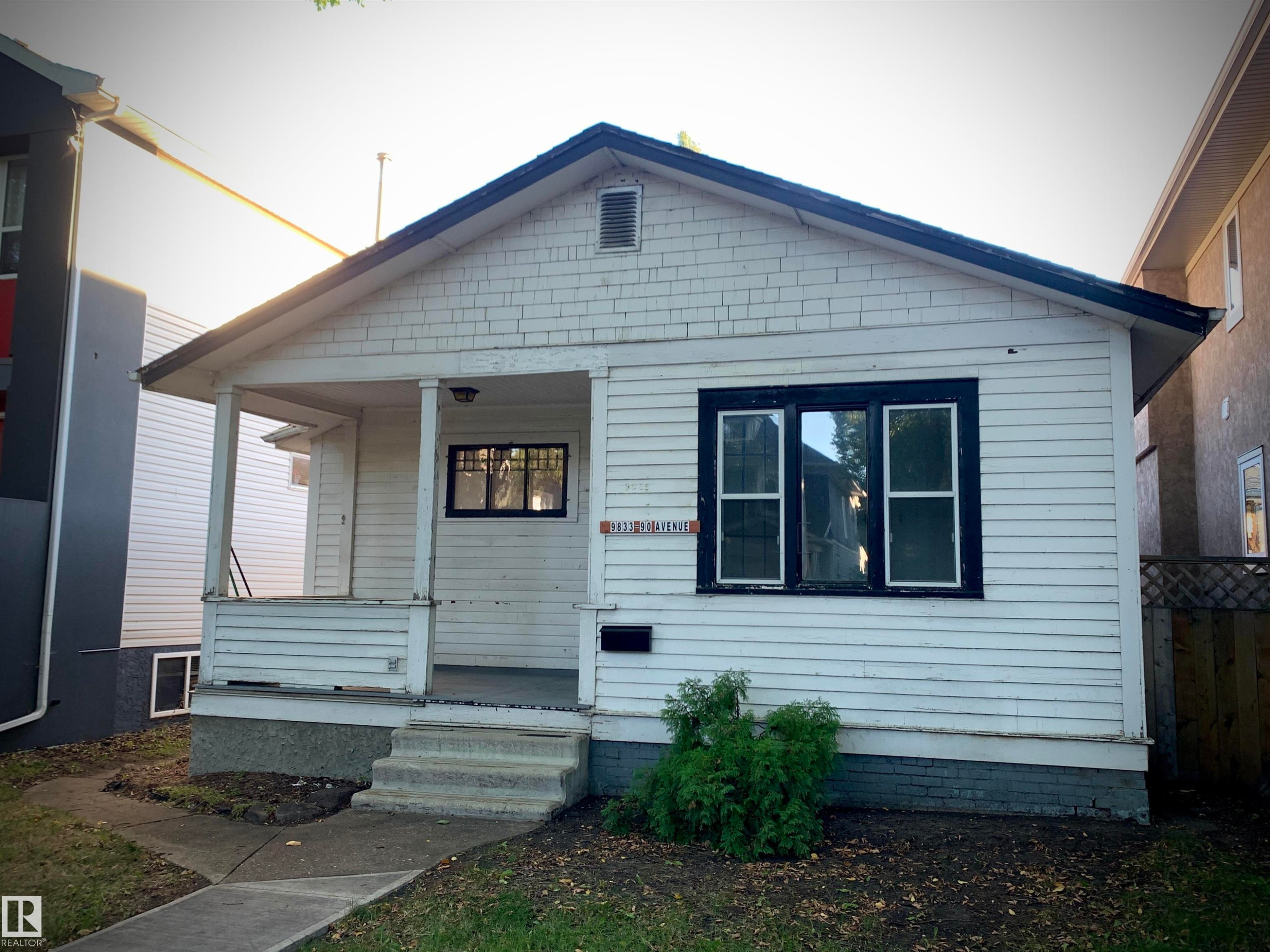 9833 90 Avenue Nw, Edmonton, AB
