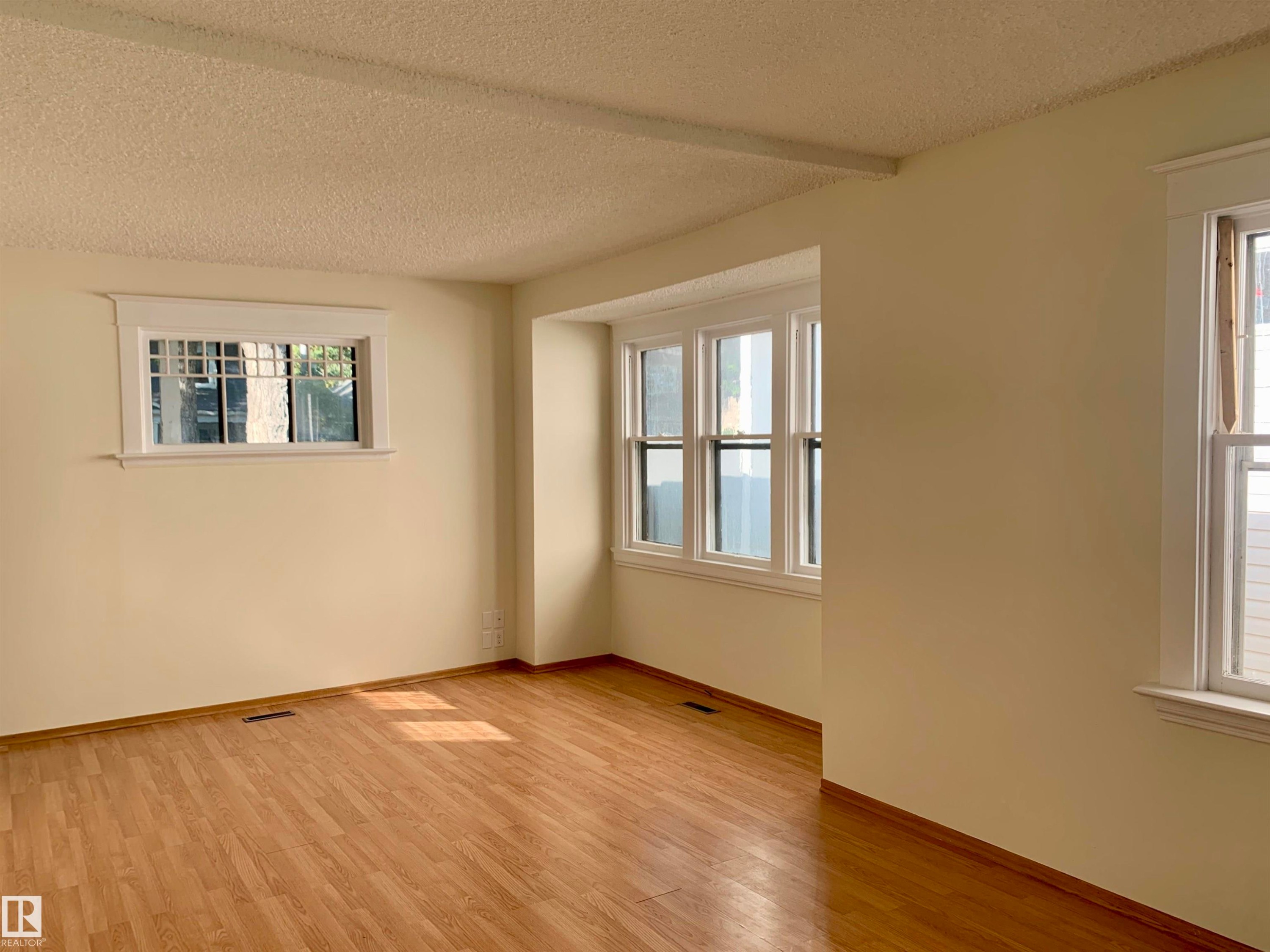 9833 90 Avenue Nw, Edmonton, AB