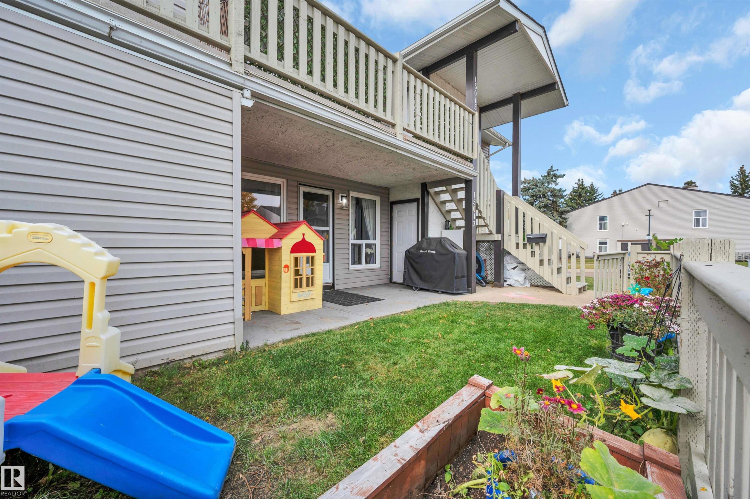 Private patio area with direct lawn access - 15017 26 Street Nw, Edmonton, AB