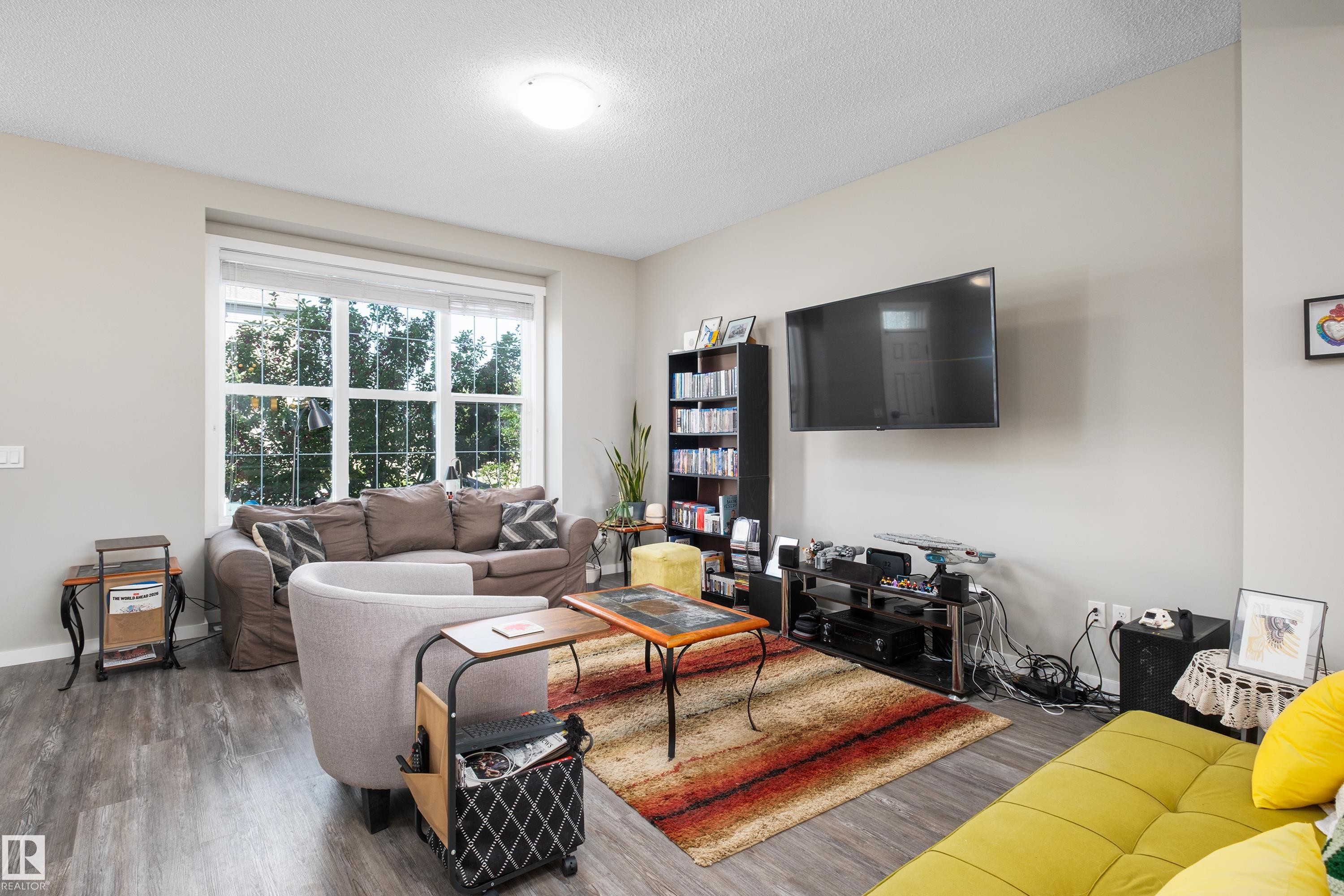 2627 Maple Way Nw, Edmonton, AB - Indoor Photo Showing Living Room