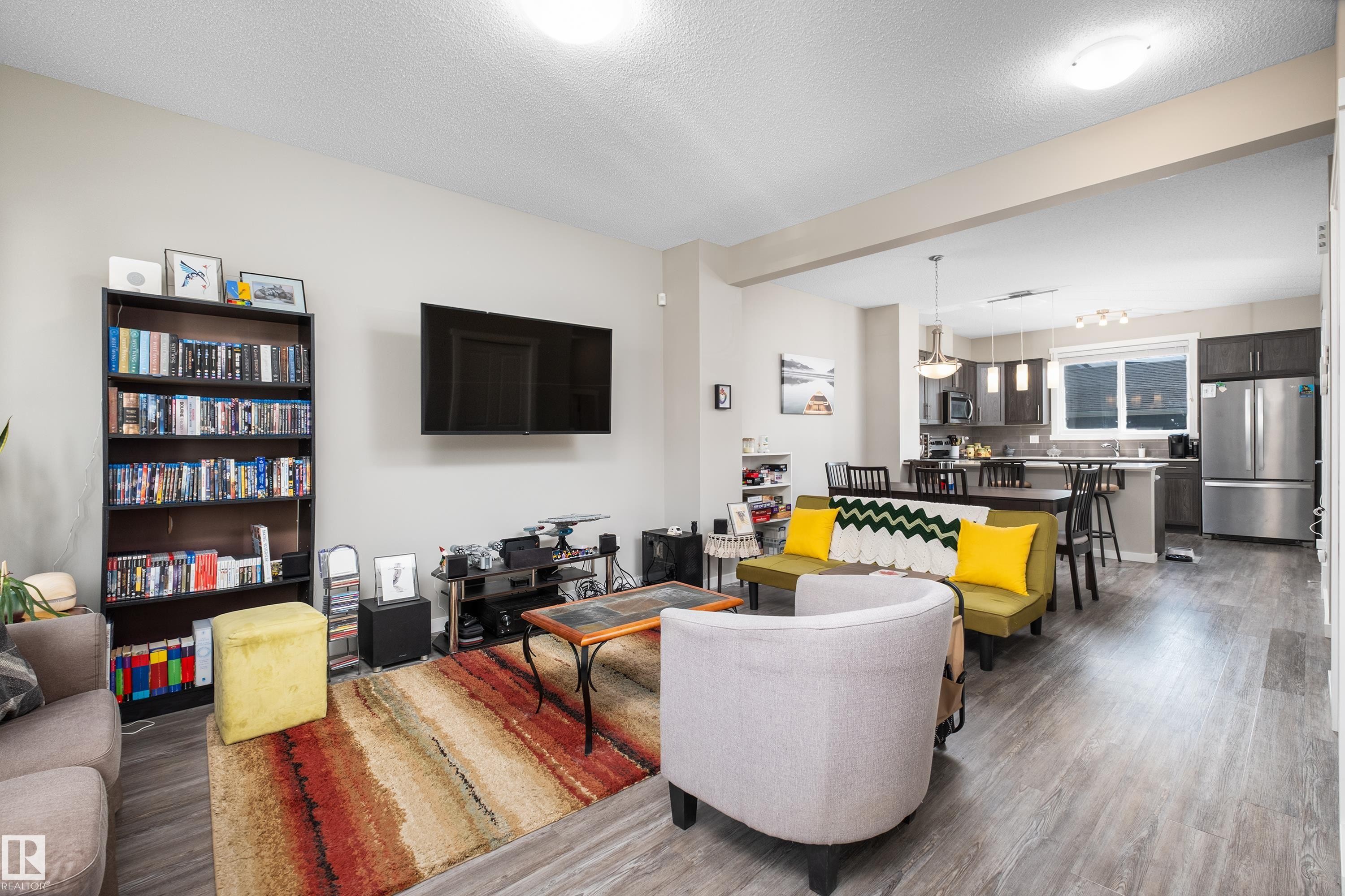 2627 Maple Way Nw, Edmonton, AB - Indoor Photo Showing Living Room