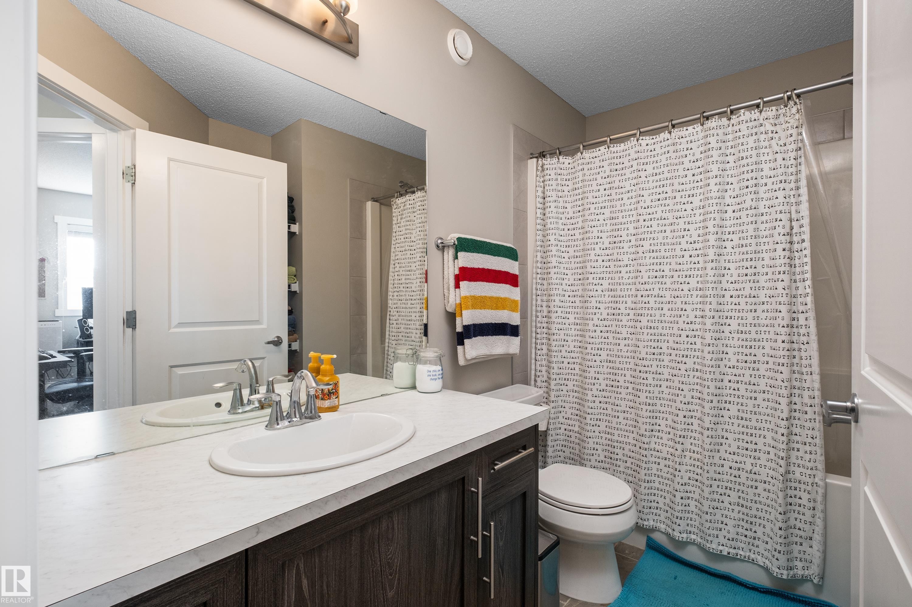 2627 Maple Way Nw, Edmonton, AB - Indoor Photo Showing Bathroom