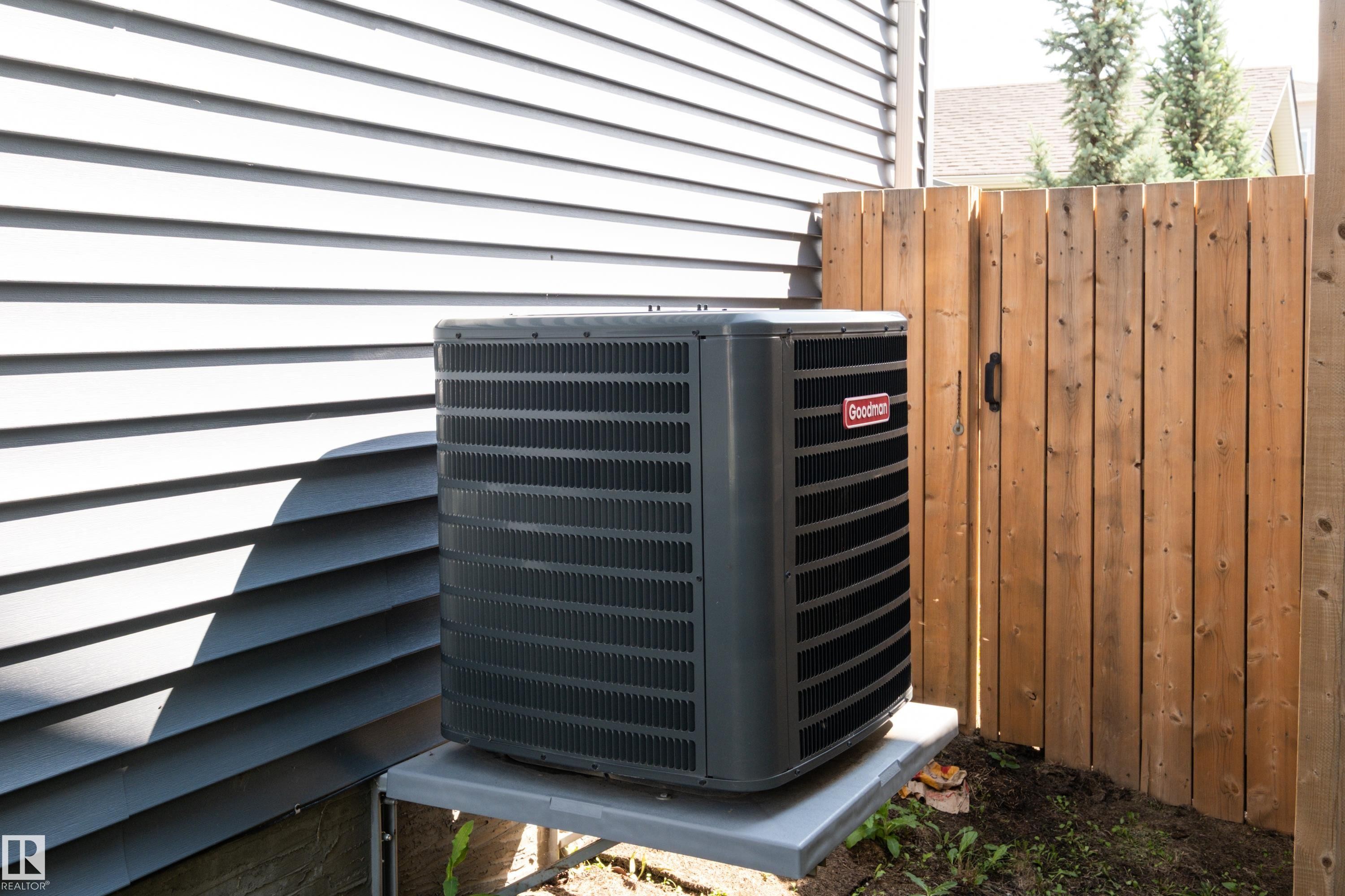 2627 Maple Way Nw, Edmonton, AB - Outdoor
