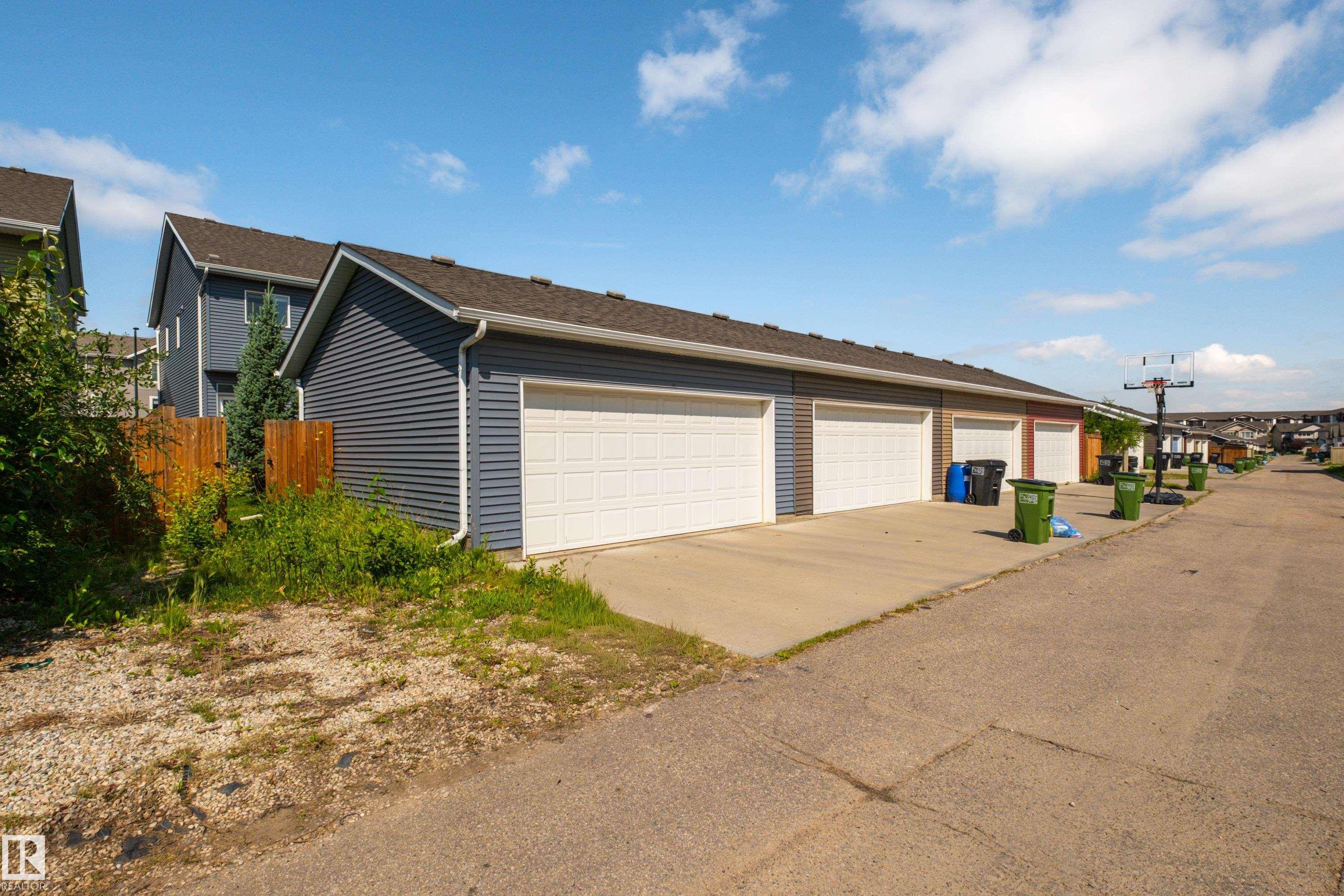 2627 Maple Way Nw, Edmonton, AB - Outdoor