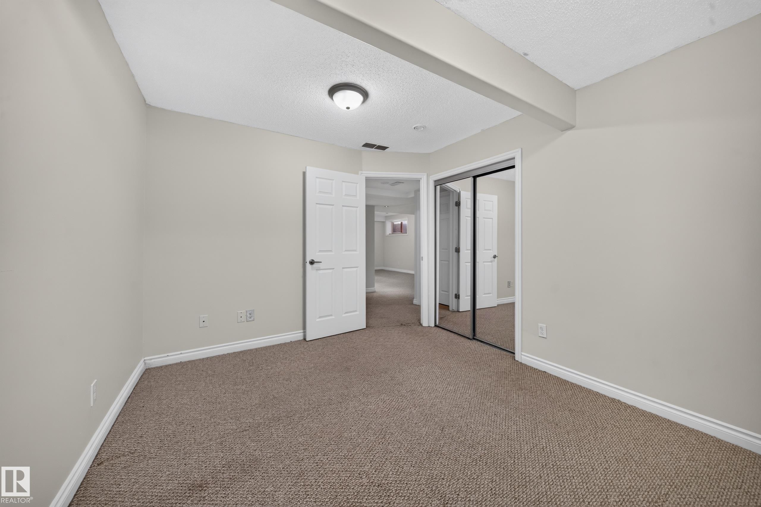 Neutral-toned walls complement plush carpet flooring - 121 64 Street Sw, Edmonton, AB