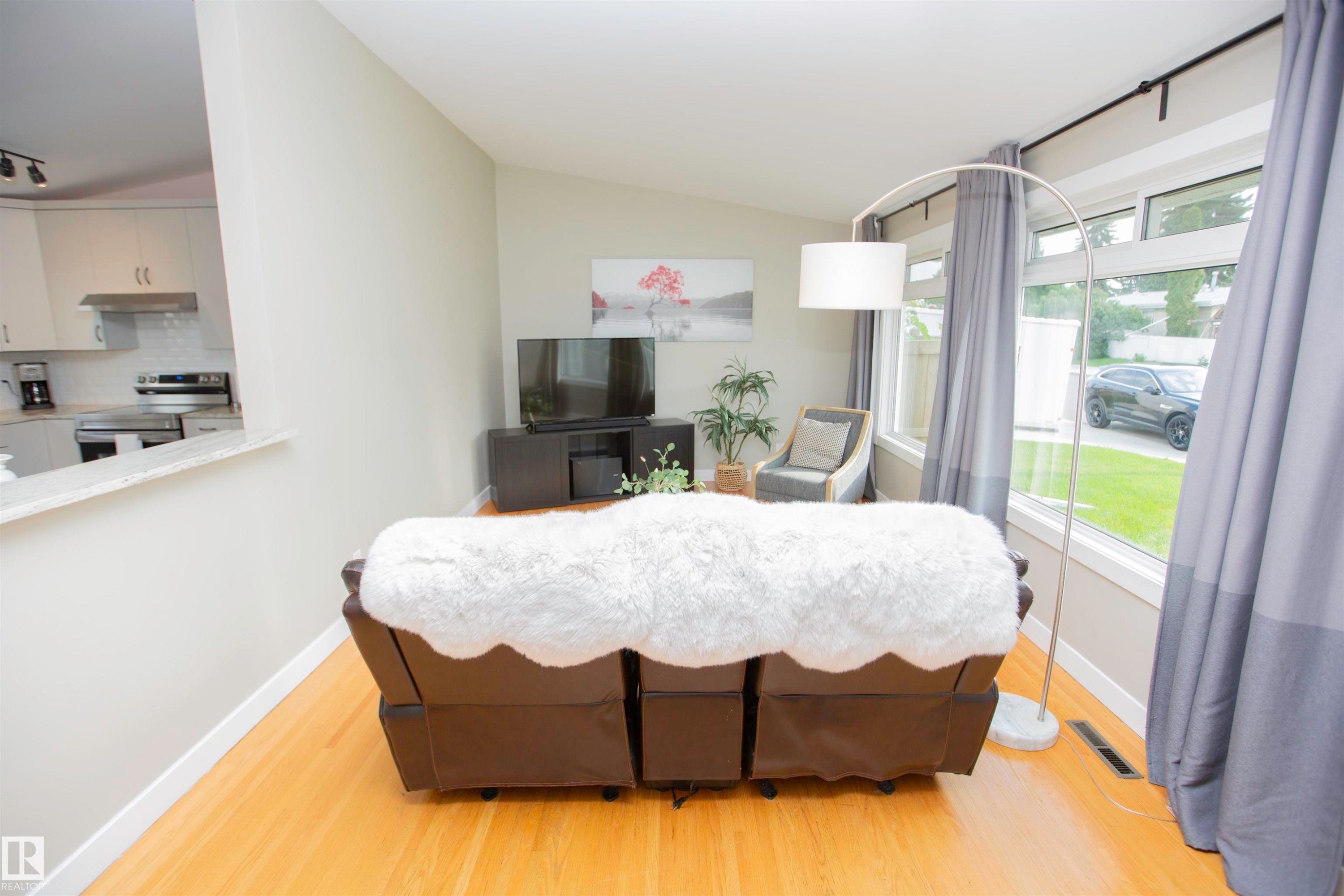 Vaulted ceiling, wood-finish flooring, large window, kitchen pass-through, recessed lighting - 9107 58 Street Nw, Edmonton, AB