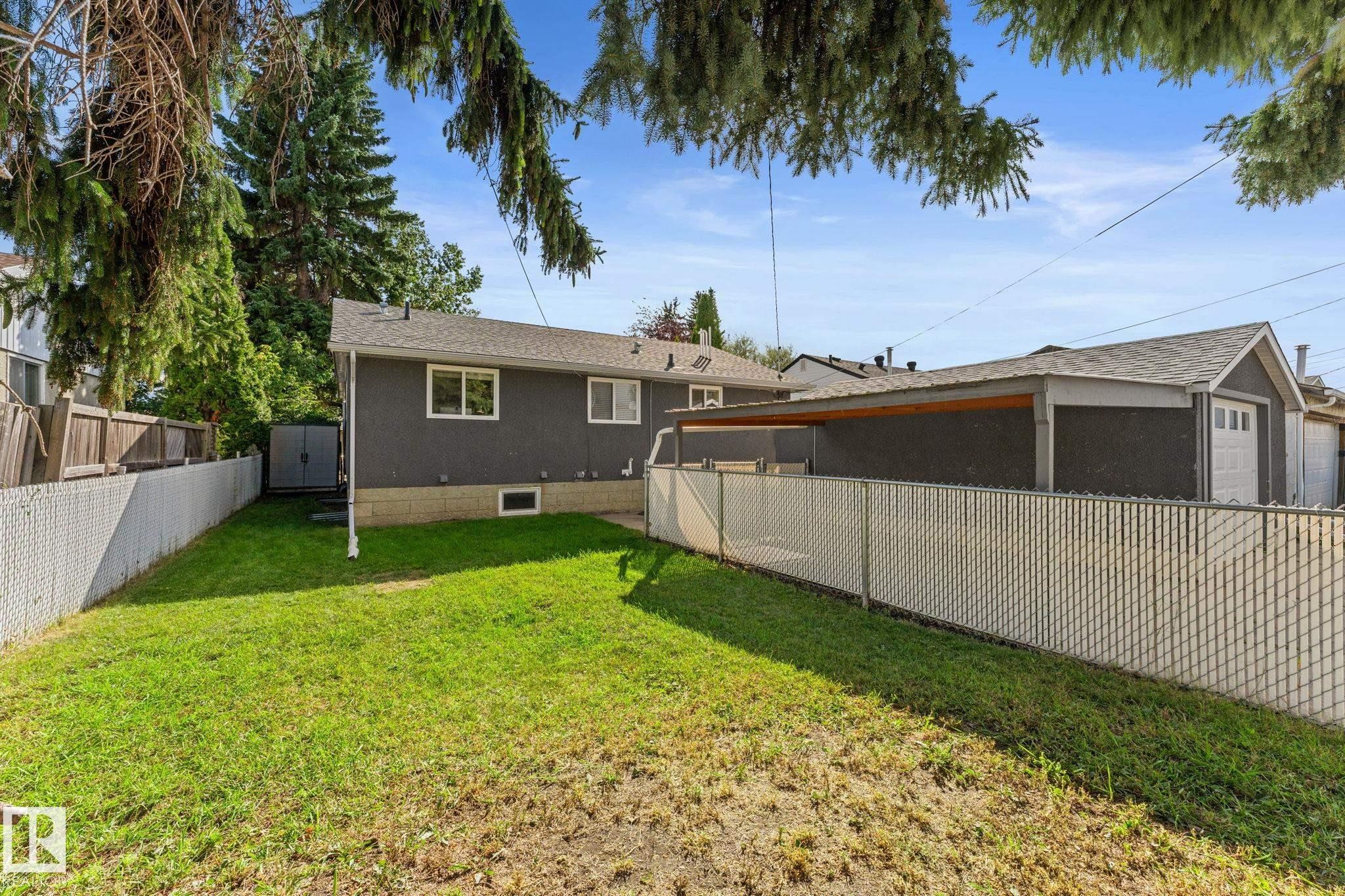 Expansive rear yard with chain-link fencing - 6108 102 Avenue Nw, Edmonton, AB