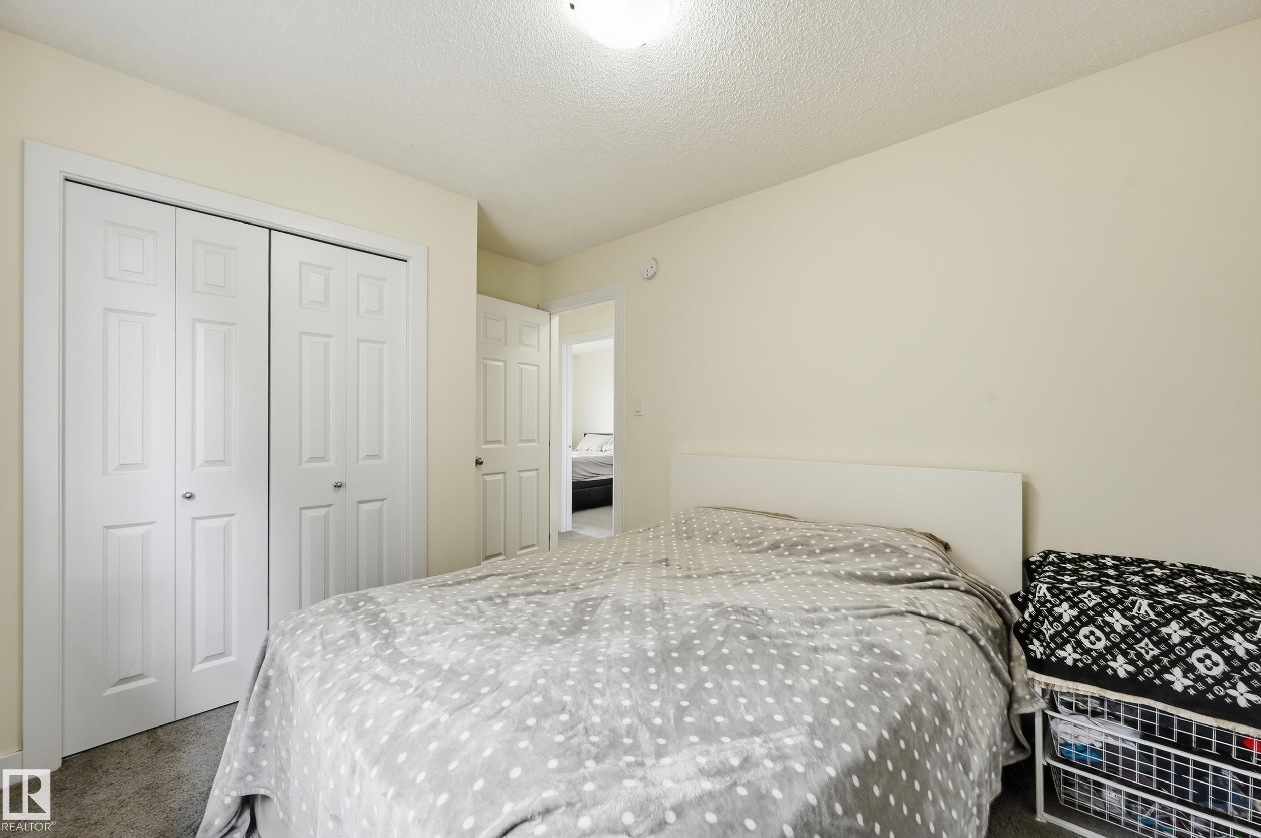Light-colored walls, white trim, and bi-fold closet doors - 941 Ebbers Crescent Nw, Edmonton, AB
