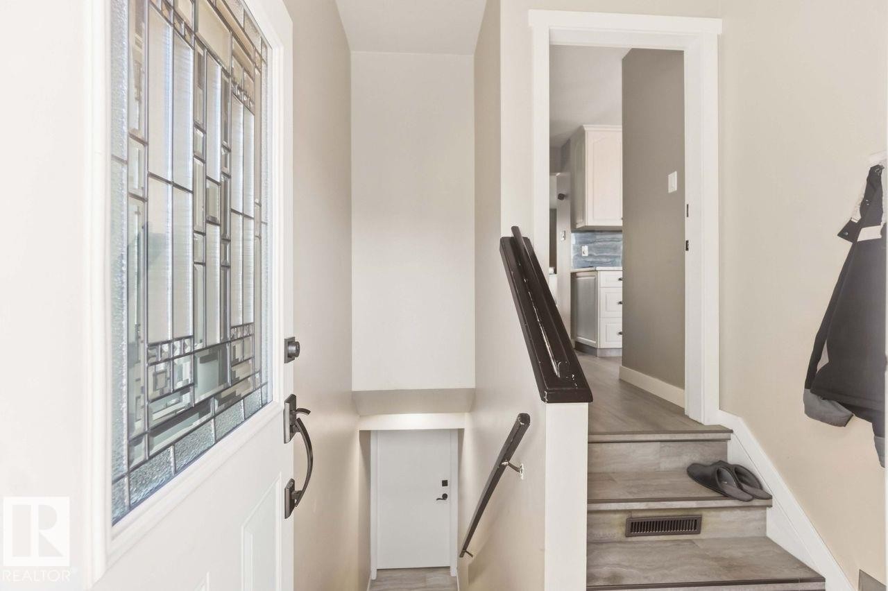 Entry door with decorative glass inserts and dark hardware - 13427 83 Street Nw, Edmonton, AB