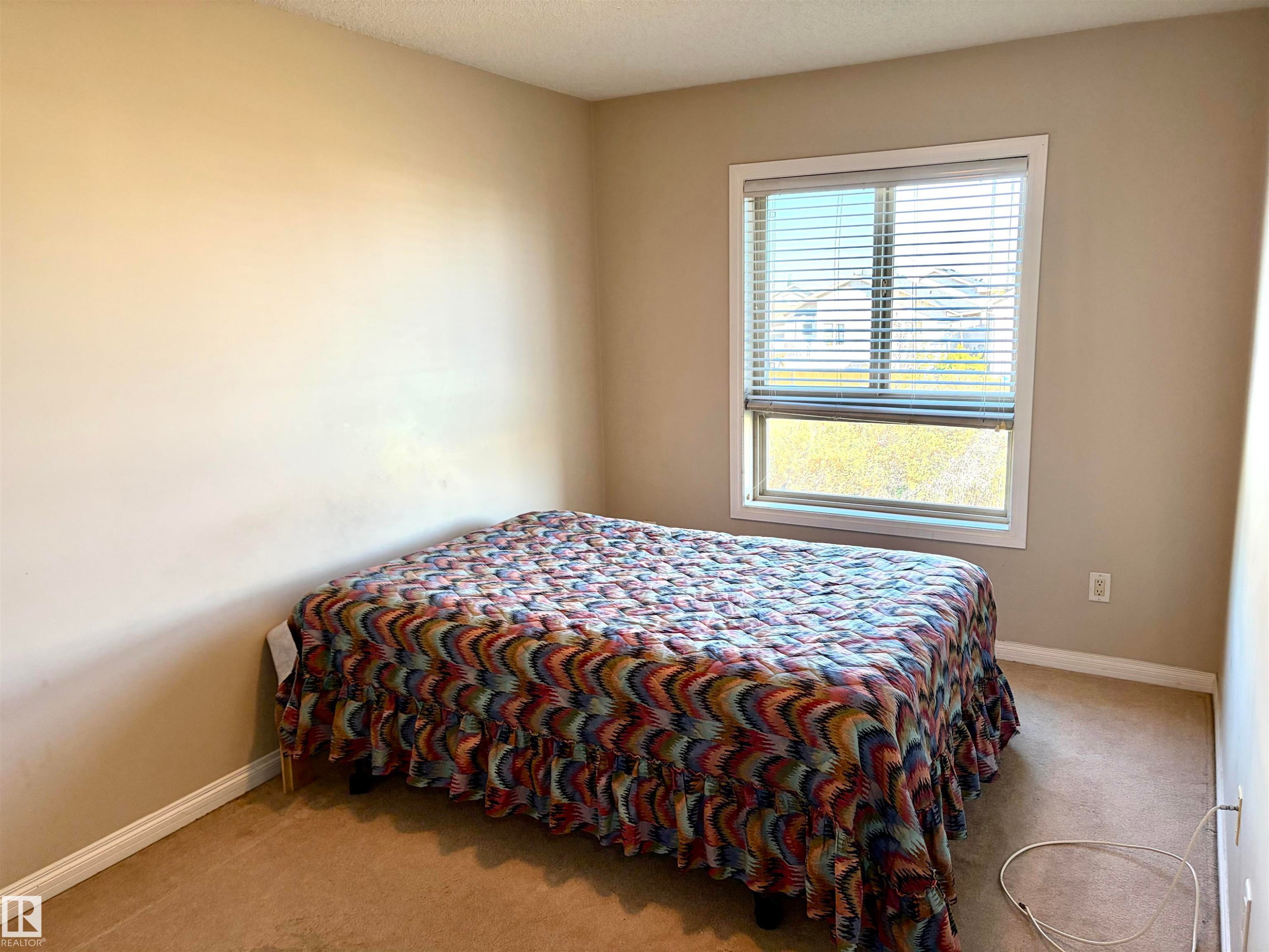 Neutral-toned walls complement the carpeted flooring - #17 16317 64 St Nw, Edmonton, AB