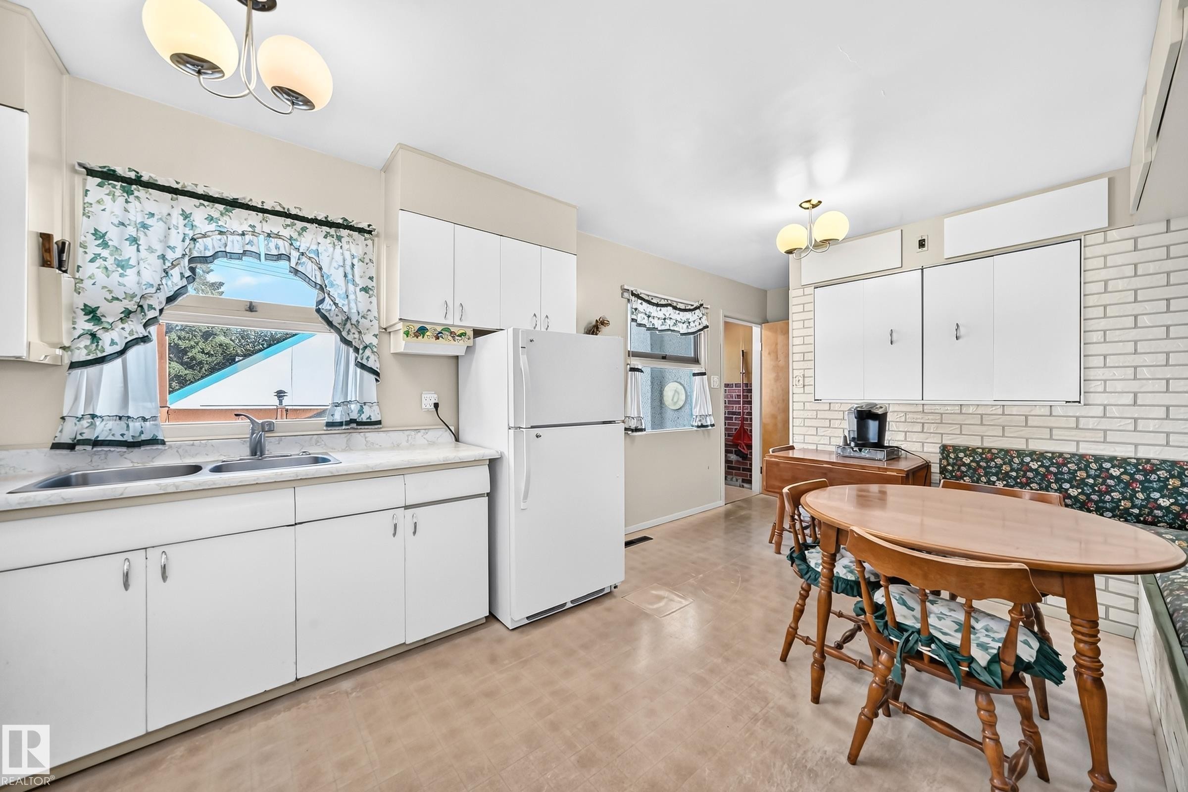 10528 128 Avenue Nw, Edmonton, AB