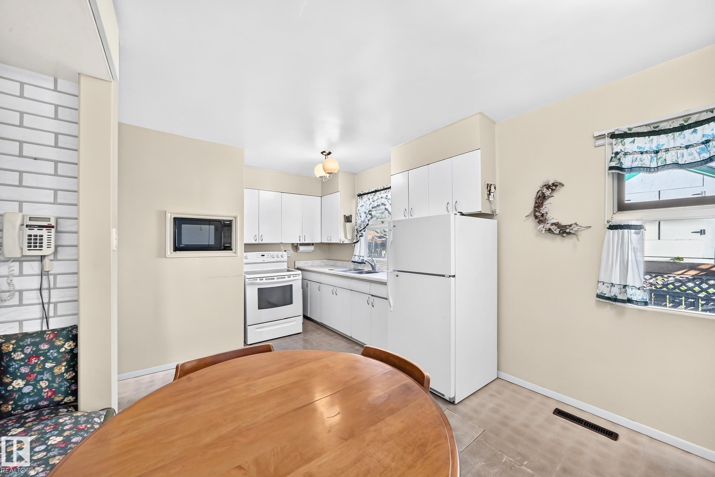 10528 128 Avenue Nw, Edmonton, AB