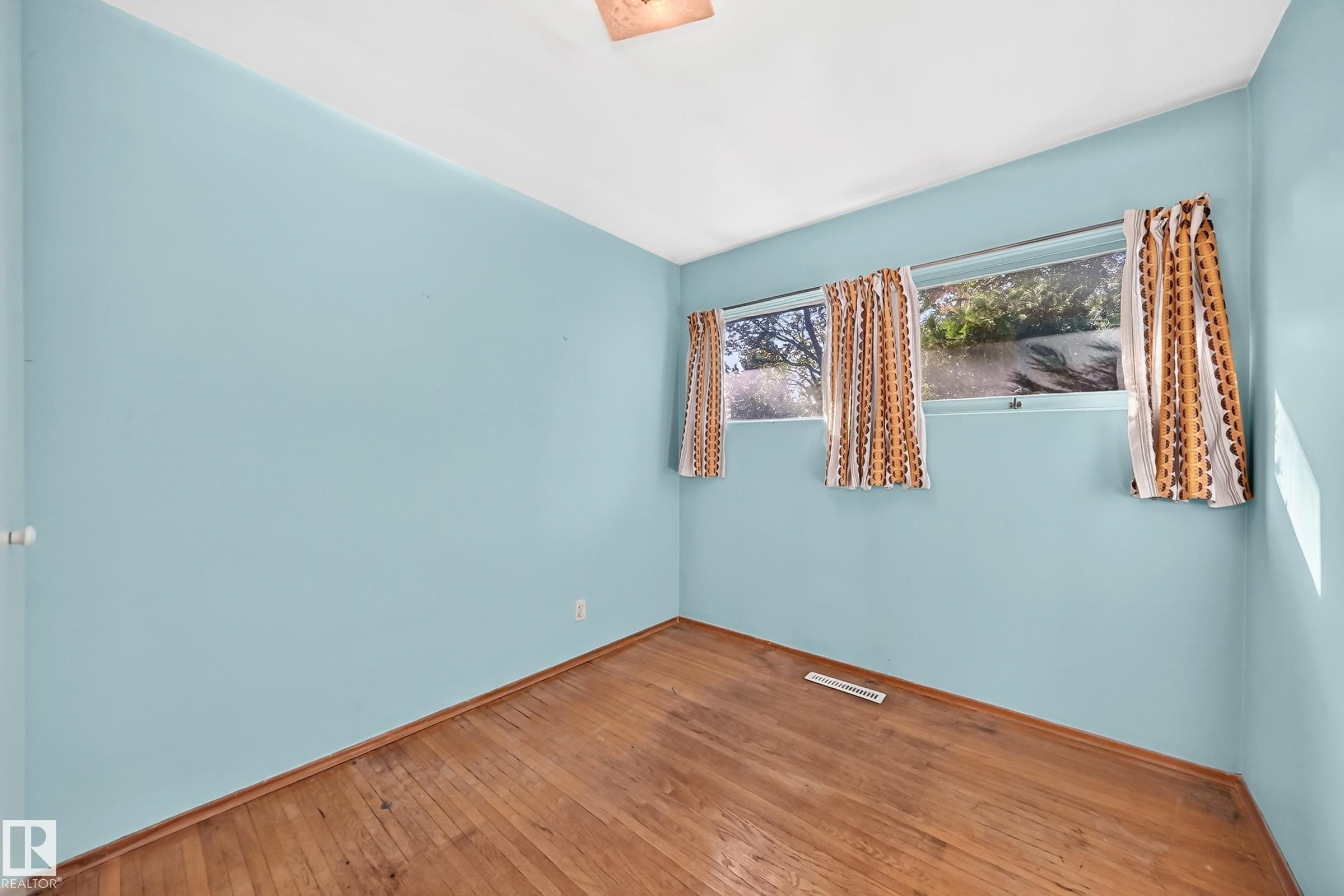 10528 128 Avenue Nw, Edmonton, AB