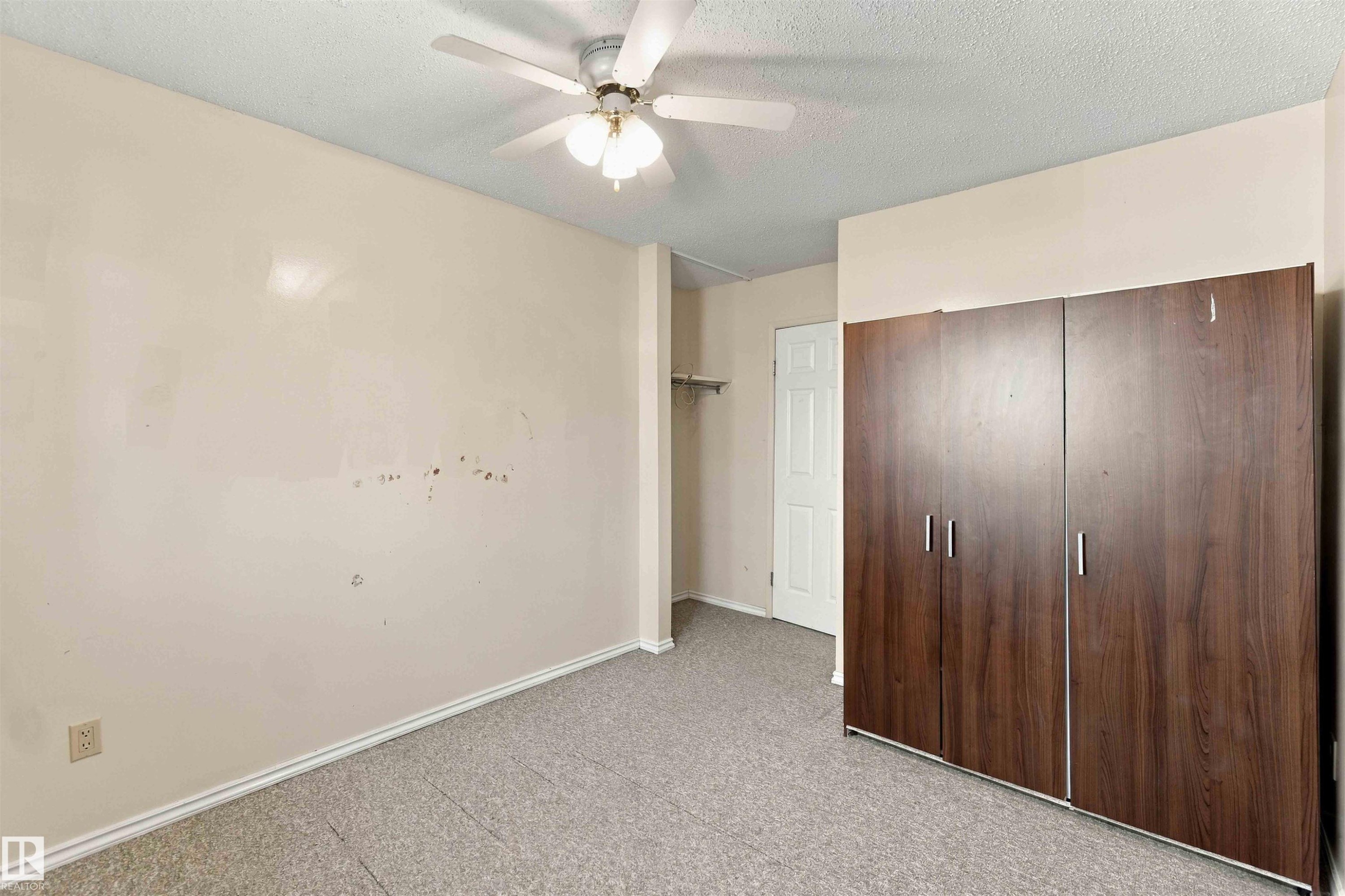 Textured ceiling with a ceiling fan light fixture - 17351 85 Avenue Nw, Edmonton, AB