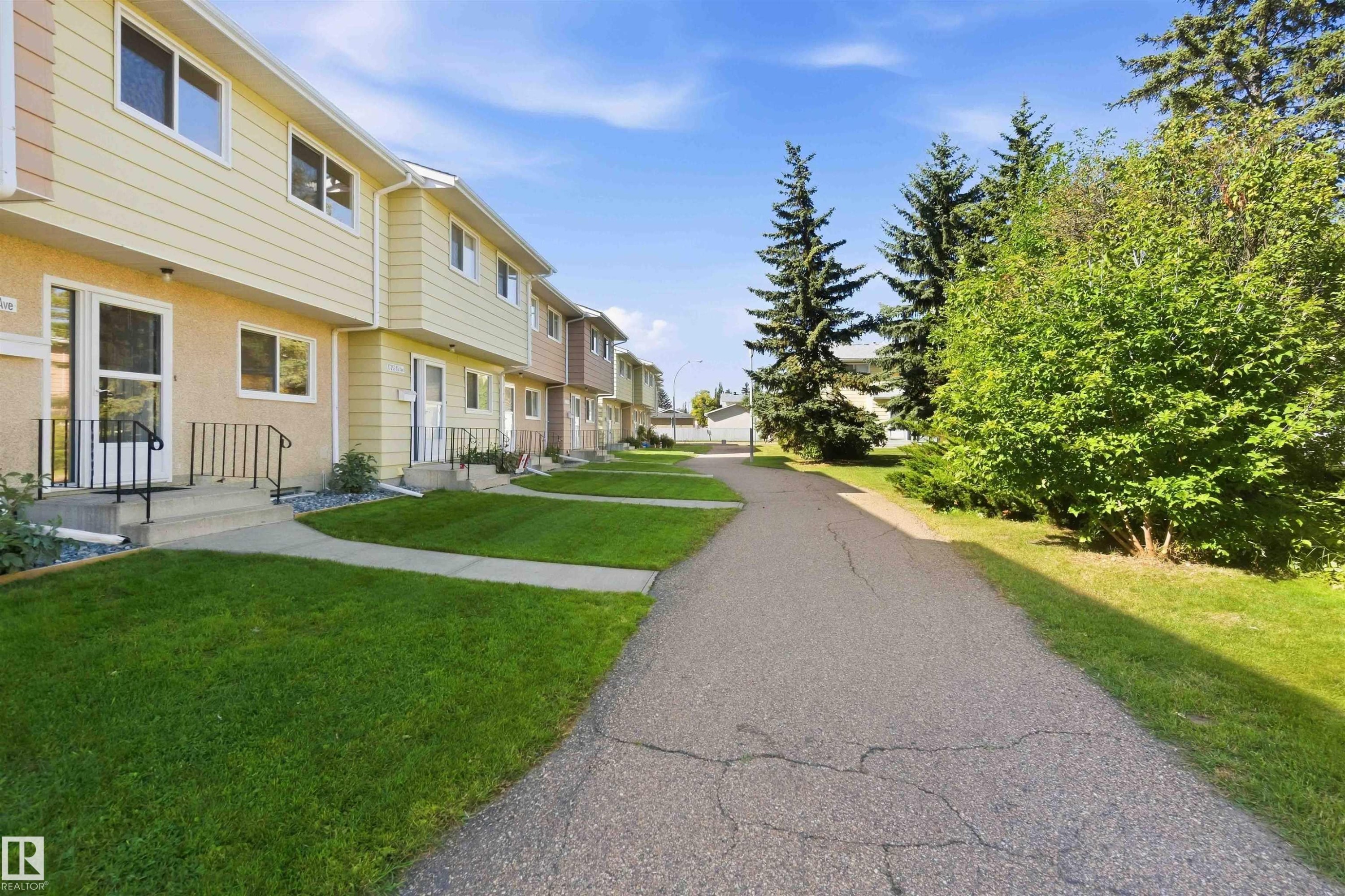 Multiple townhomes featuring neutral-toned siding and white window frames - 17351 85 Avenue Nw, Edmonton, AB