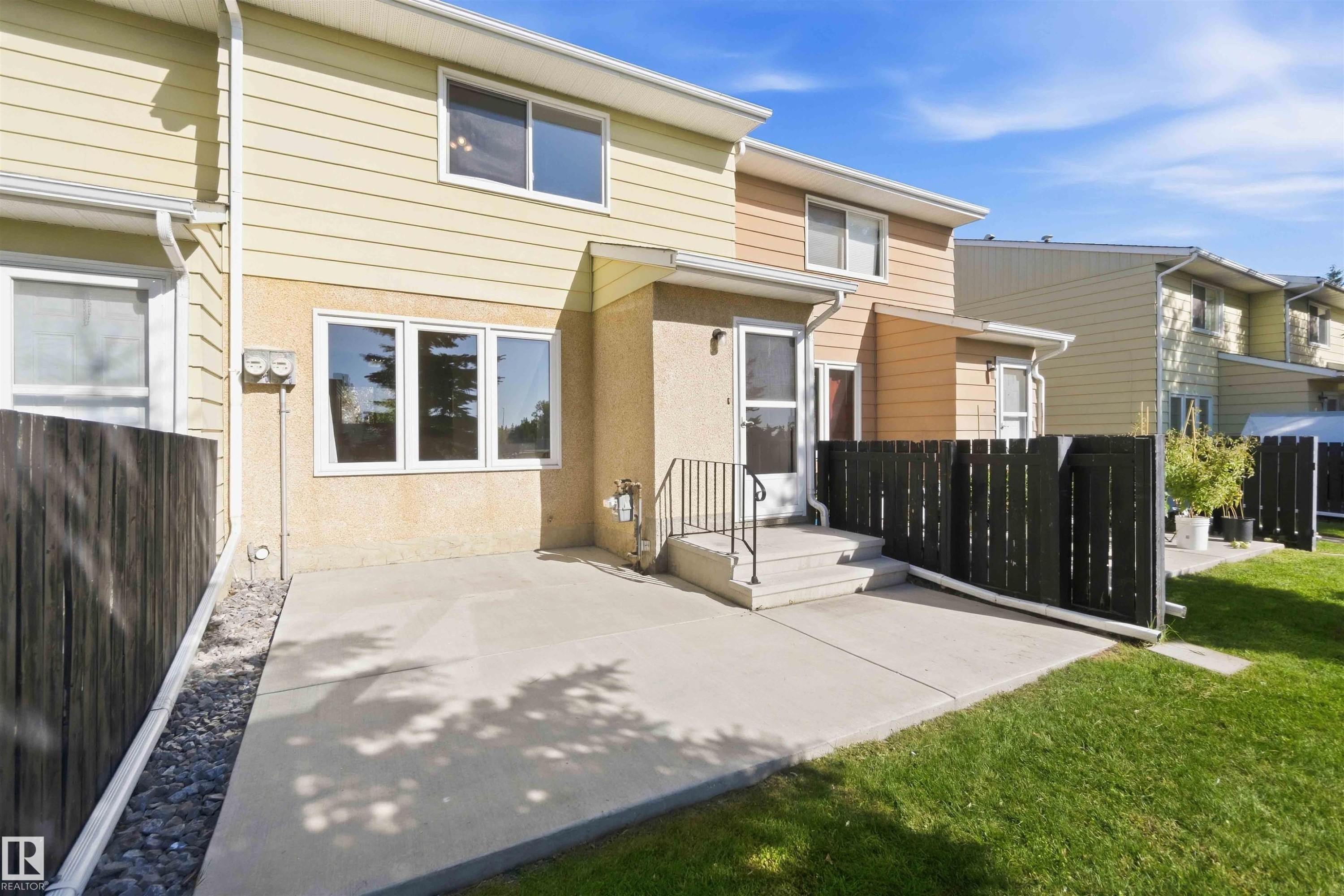 Concrete patio with direct outdoor access - 17351 85 Avenue Nw, Edmonton, AB