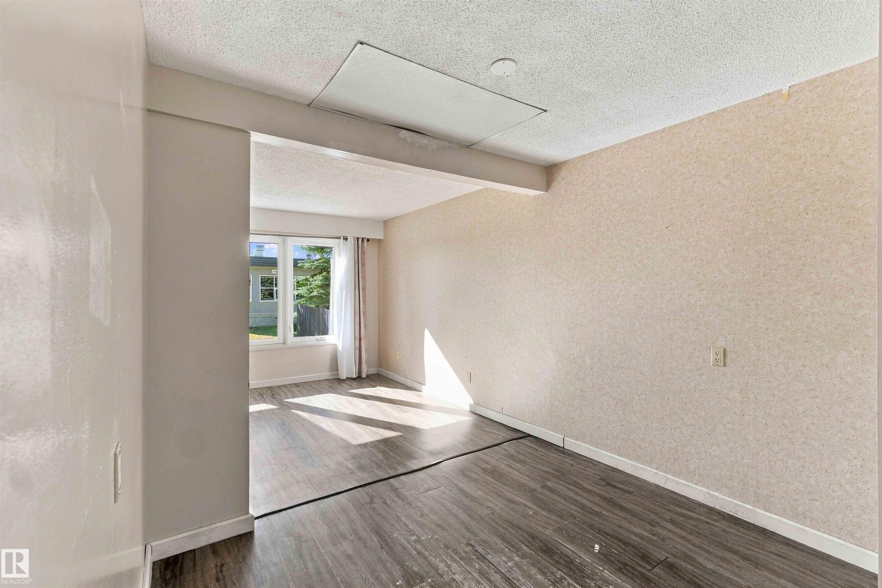 Recessed ceiling panel, textured wall finish, wood-finish flooring, and white trim - 17351 85 Avenue Nw, Edmonton, AB
