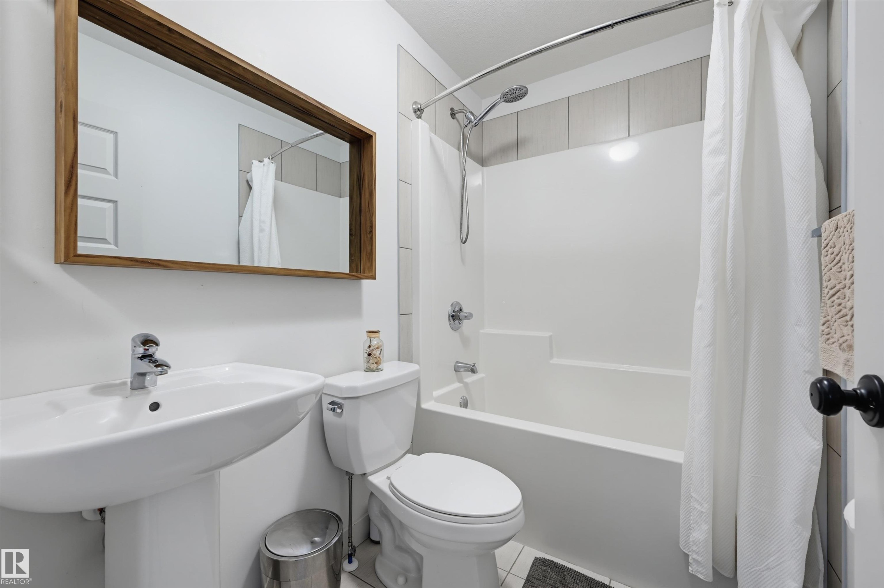 22434 99A Avenue Nw, Edmonton, AB - Indoor Photo Showing Bathroom